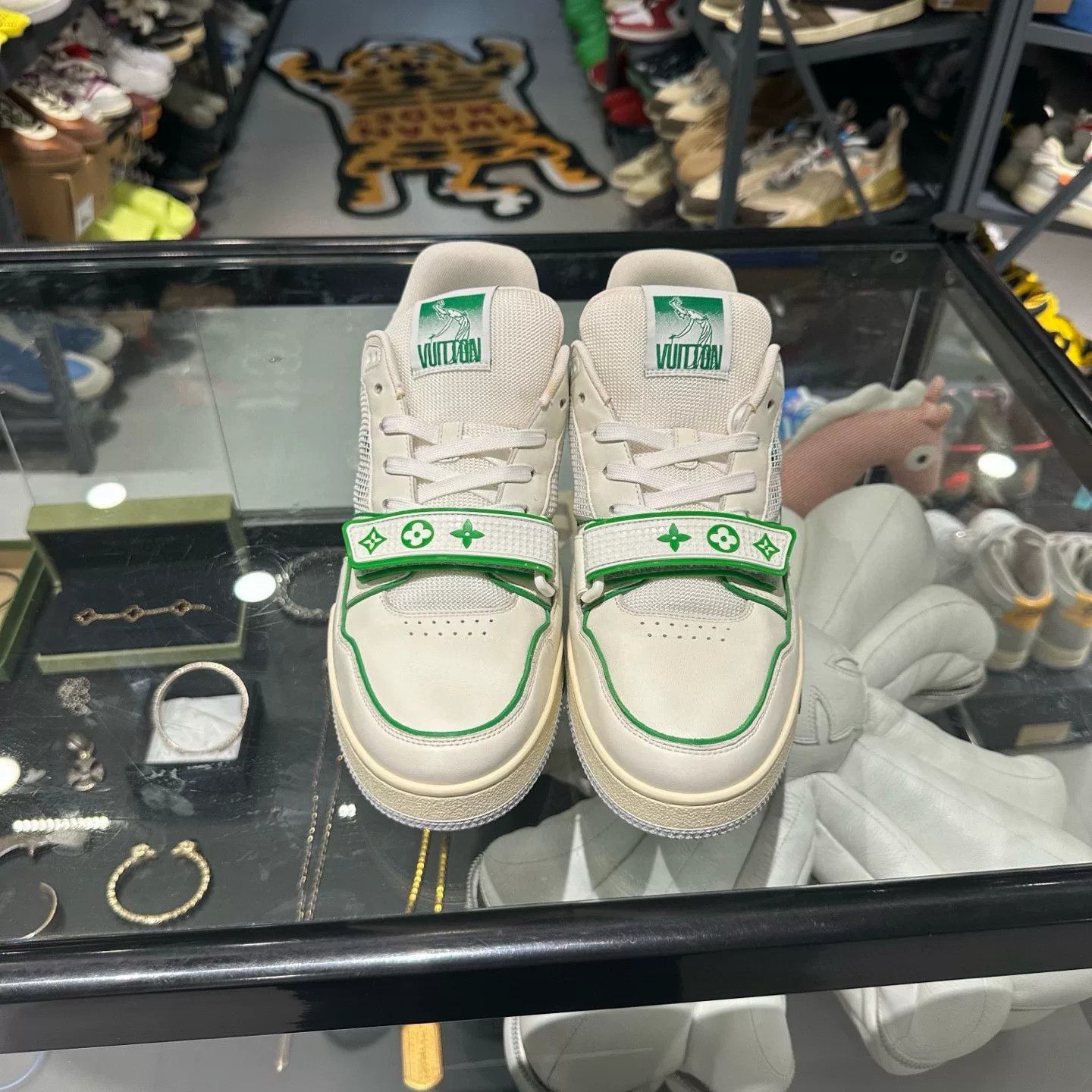Louis Vuitton Louis Vuitton Green Lowtop Sneakers 9.5 Men Size US 9.5 / EU 42-43 - 2 Thumbnail