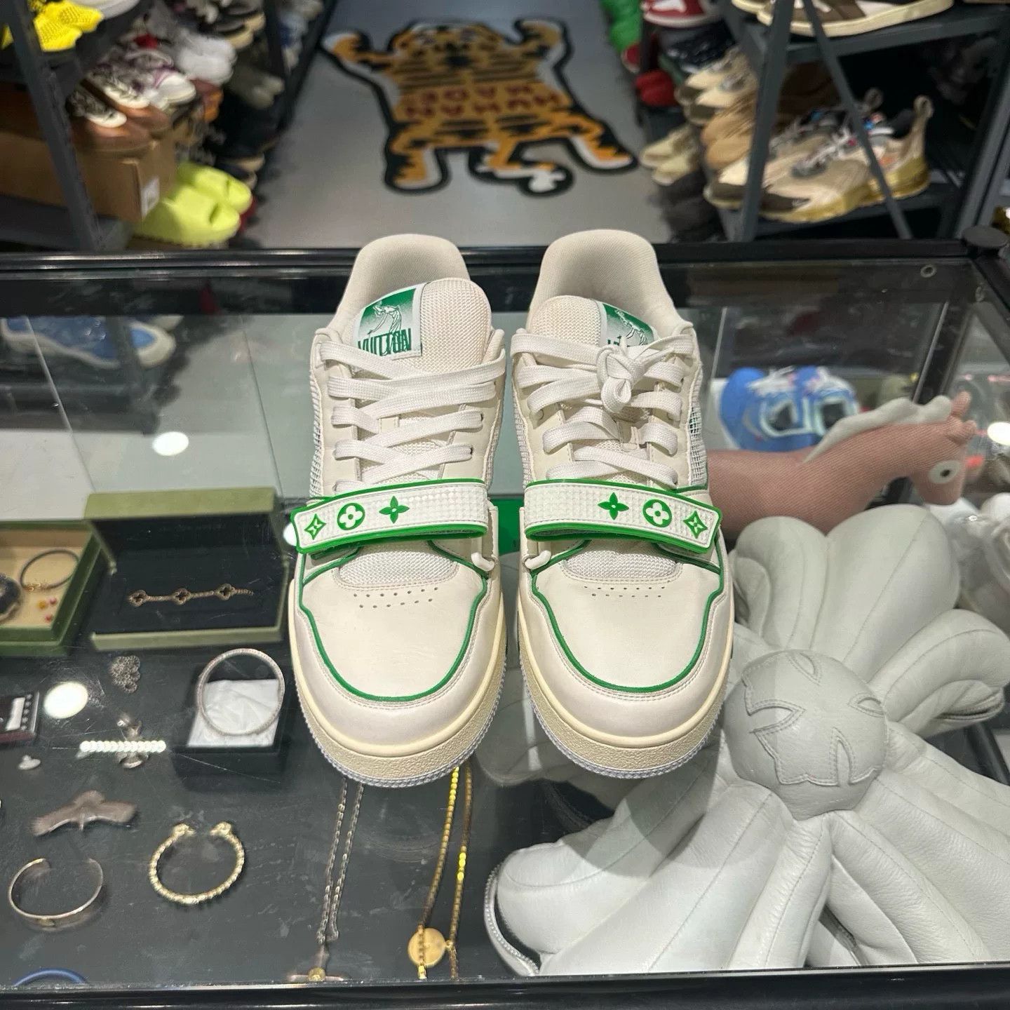 Louis Vuitton Louis Vuitton Green Lowtop Sneakers 9 Men Size US 9 / EU 42 - 2 Thumbnail