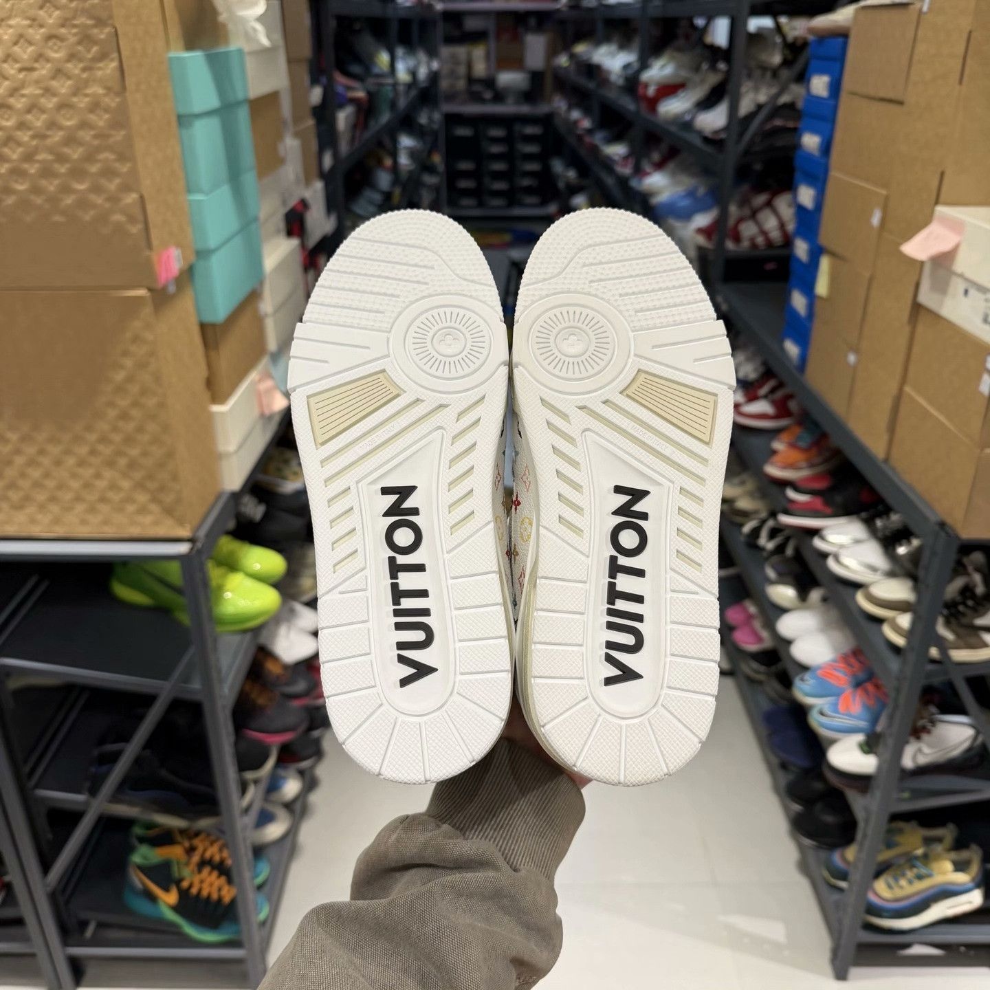 Louis Vuitton Louis Vuitton White Lowtop Sneakers 7.5 Men Size US 7.5 / EU 40-41 - 5 Thumbnail