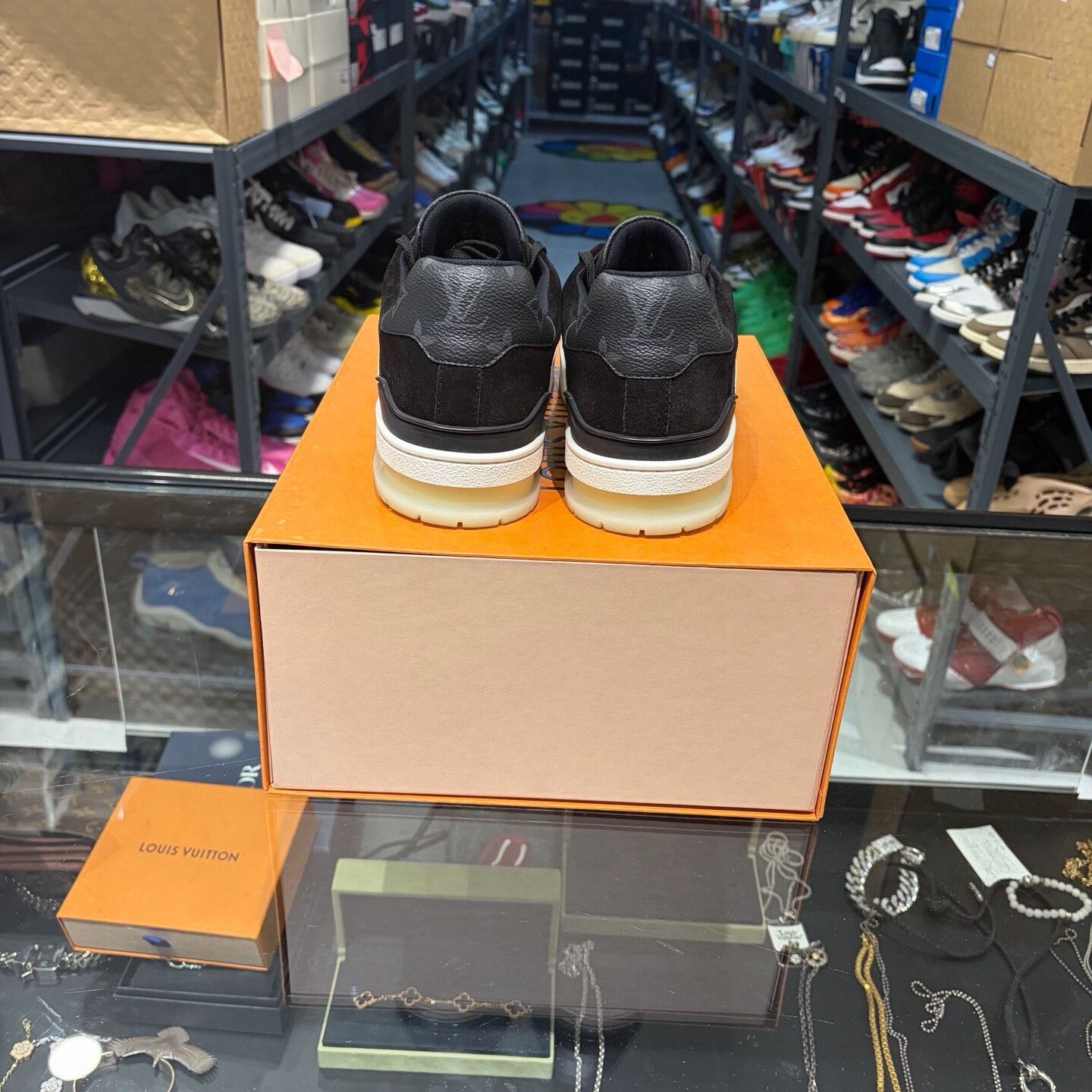 Louis Vuitton Louis Vuitton Black Lowtop Sneakers 10.5 Men Size US 10.5 / EU 43-44 - 3 Thumbnail