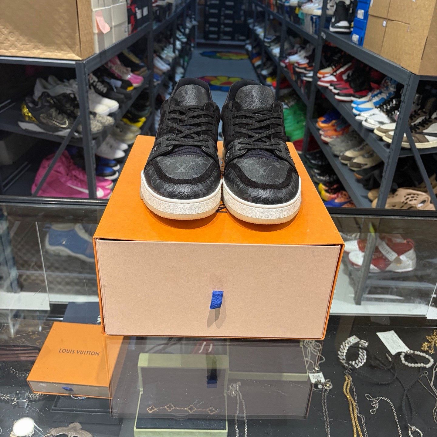 Louis Vuitton Louis Vuitton Black Lowtop Sneakers 10.5 Men Size US 10.5 / EU 43-44 - 2 Thumbnail