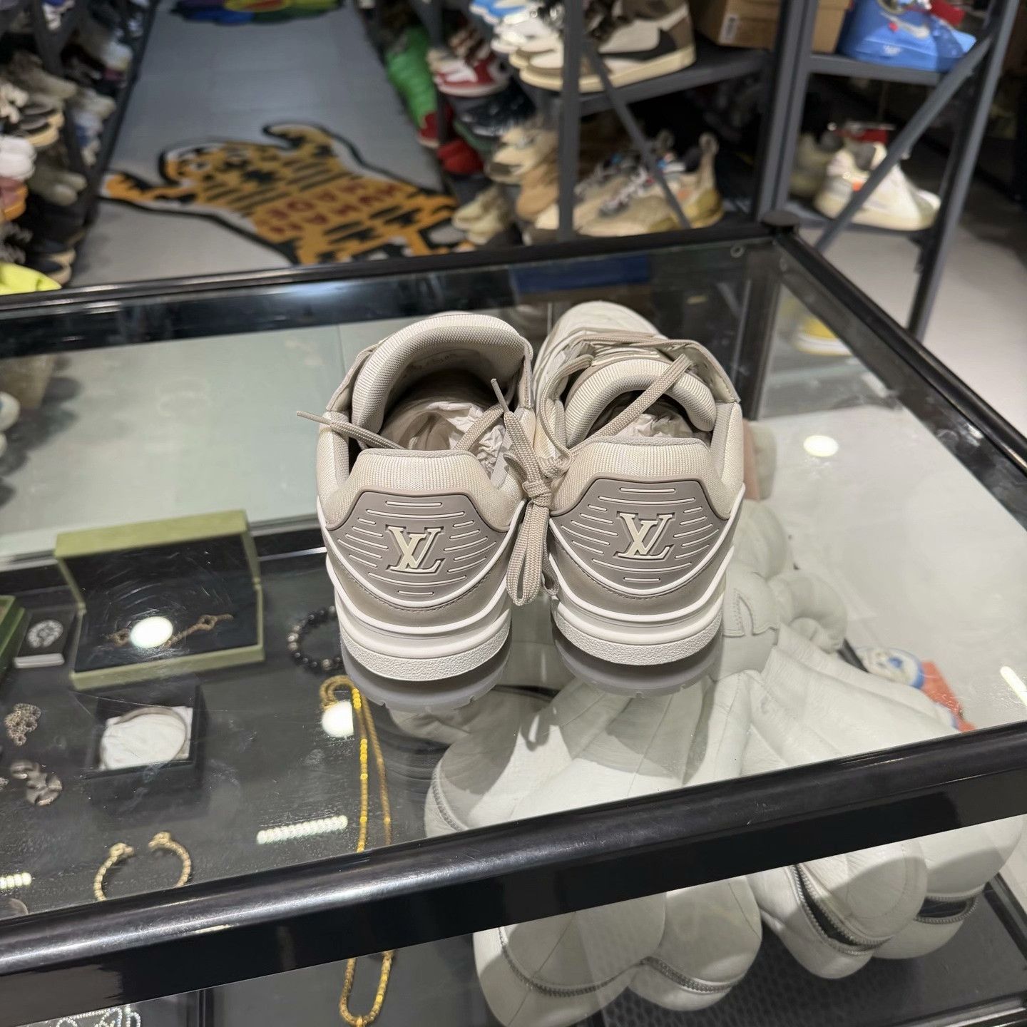Louis Vuitton Louis Vuitton White Lowtop Sneakers 11 Men Size US 11 / EU 44 - 3 Thumbnail
