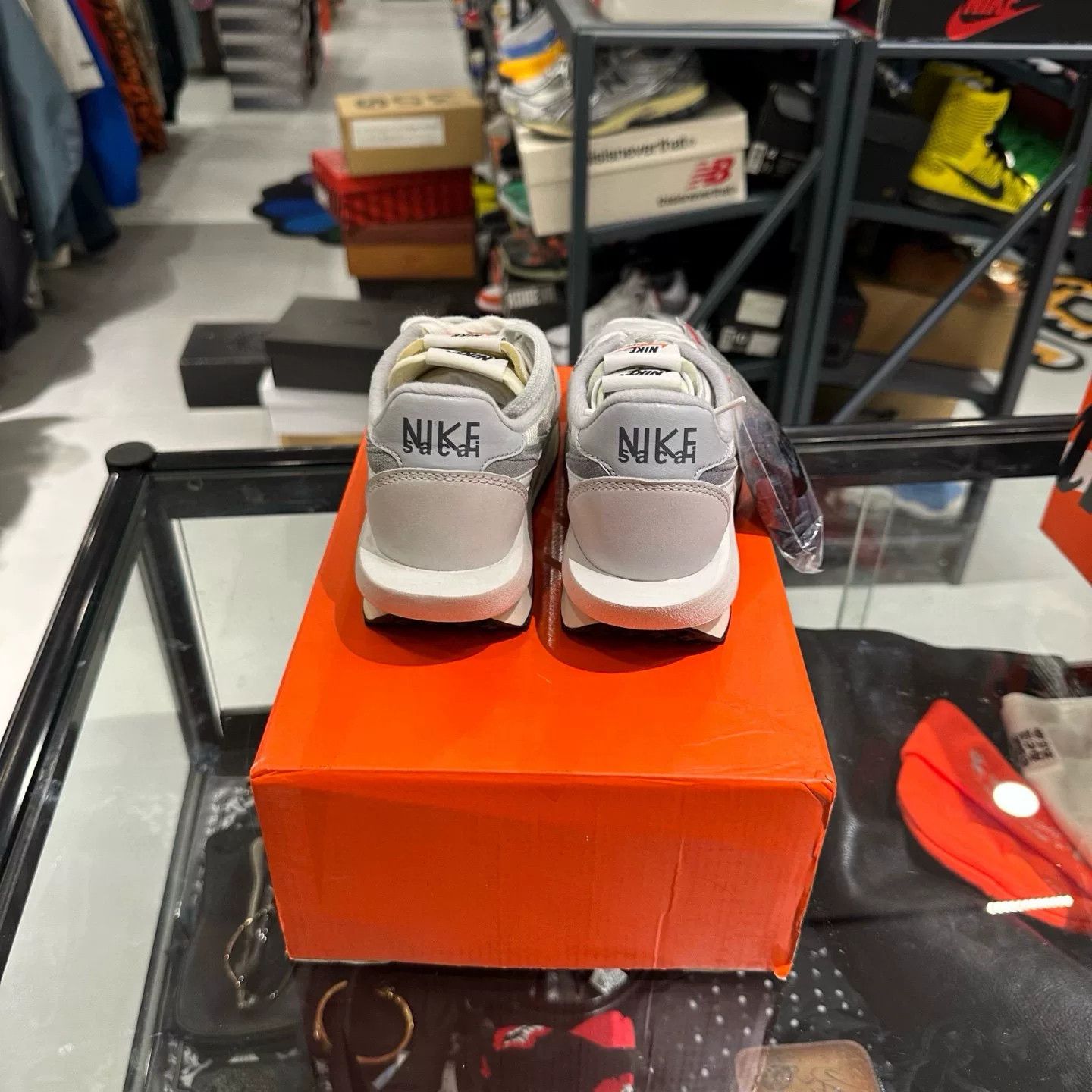 Nike Nike White Lowtop Sneakers 5 Men Size US 5 / EU 37 - 3 Thumbnail