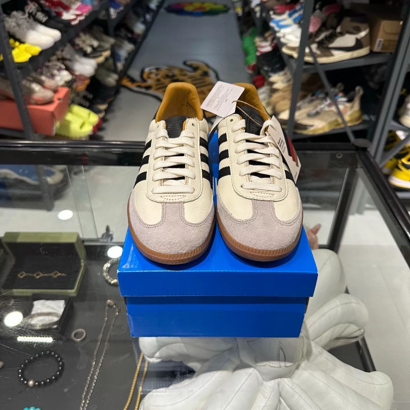 Adidas Adidas White Lowtop Sneakers 6.5 Men Size US 6.5 / EU 39-40 - 2 Thumbnail