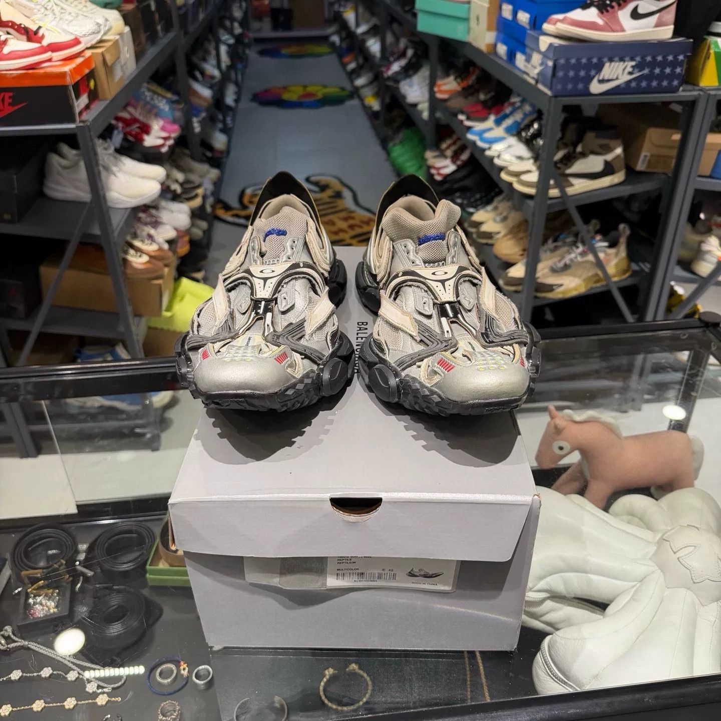 Balenciaga Balenciaga Silver Lowtop Sneakers 9 Men Size US 9 / EU 42 - 2 Thumbnail