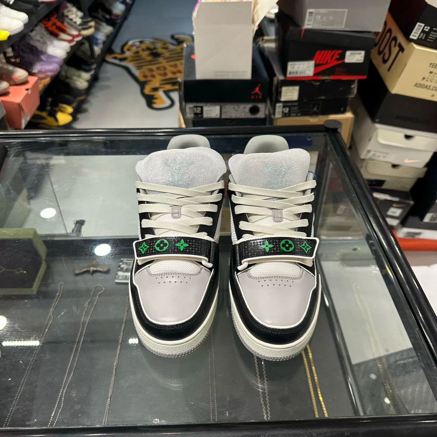 Louis Vuitton Louis Vuitton Green Lowtop Sneakers 7.5 Men Size US 7.5 / EU 40-41 - 2 Thumbnail