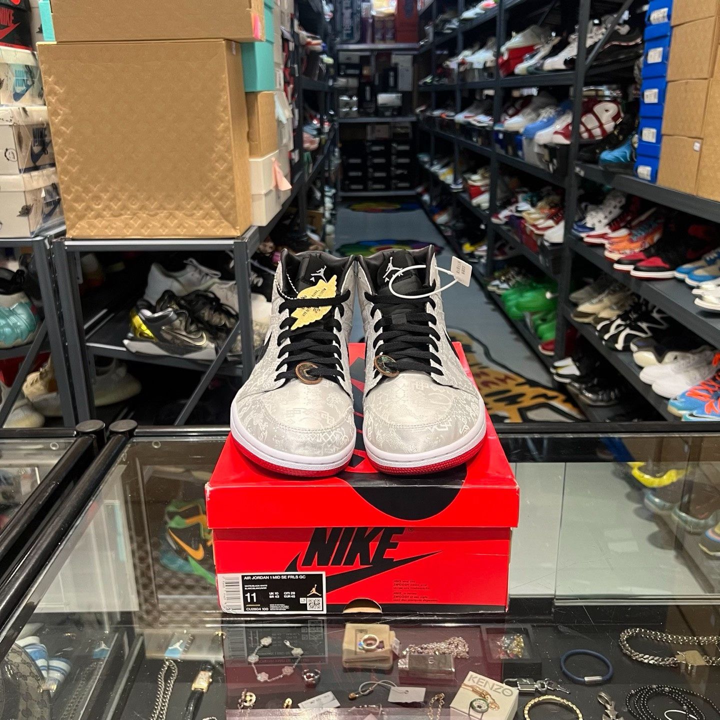 Nike Nike White Lowtop Sneakers 11.5 Men Size US 11.5 / EU 44-45 - 2 Thumbnail