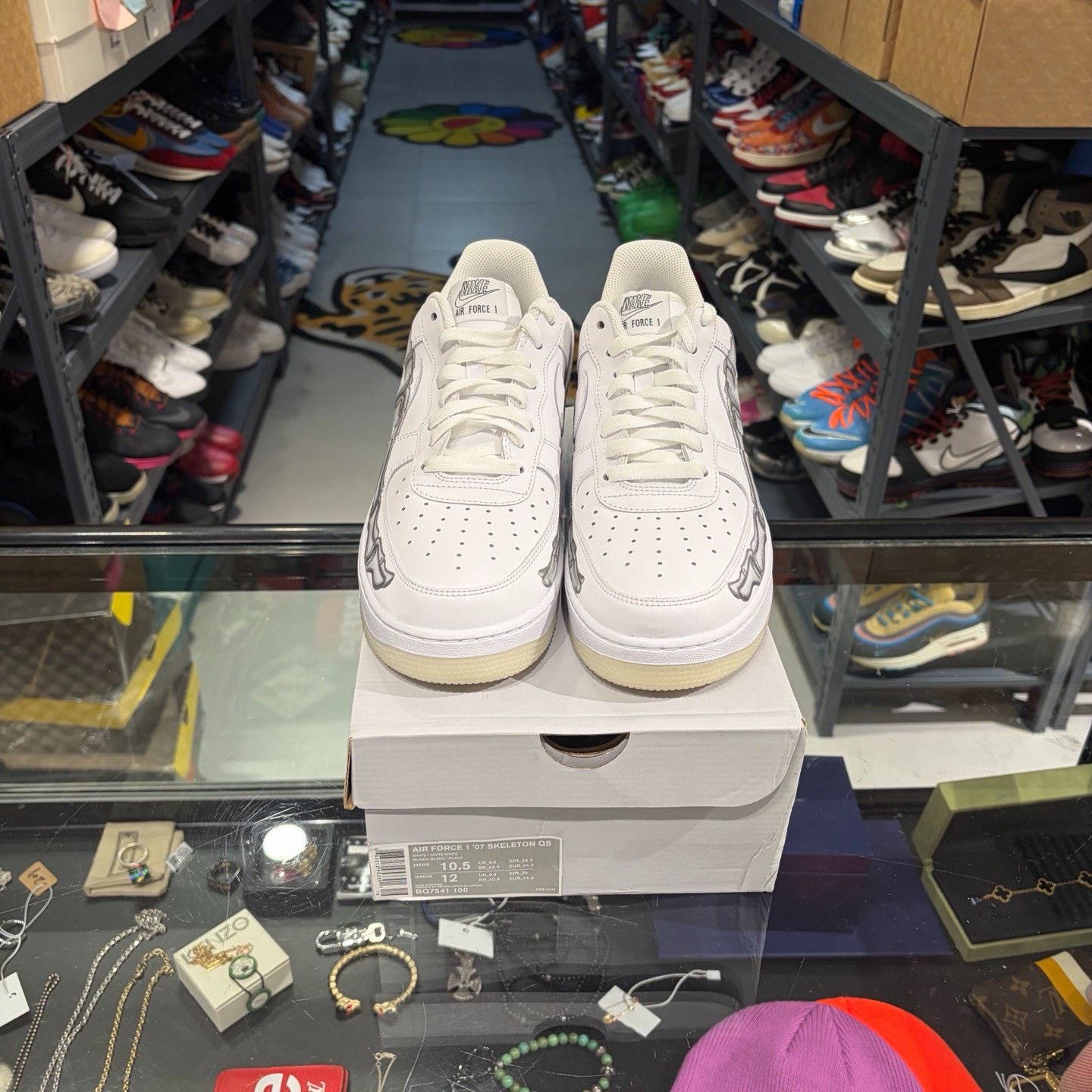 Nike Nike White Lowtop Sneakers 11 Men Size US 11 / EU 44 - 2 Thumbnail