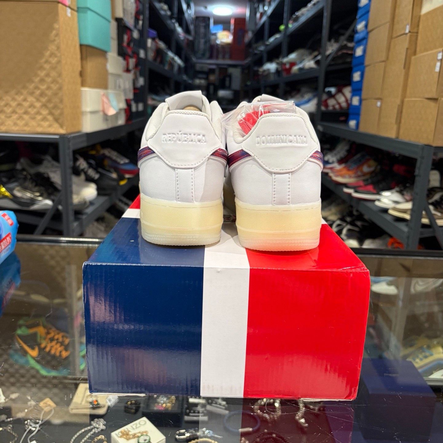 Nike Nike White Lowtop Sneakers 11 Men Size US 11 / EU 44 - 3 Thumbnail