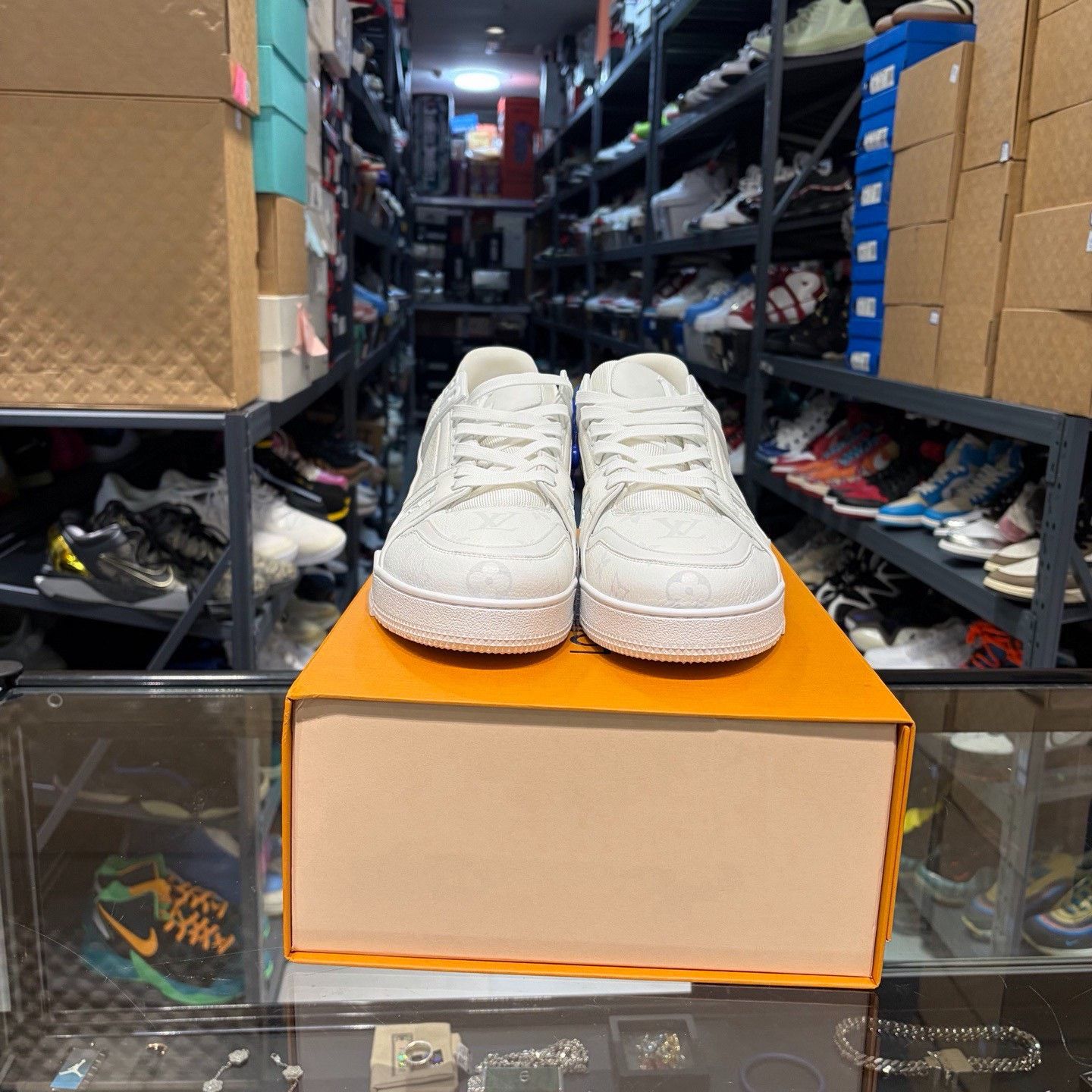 Louis Vuitton Louis Vuitton White Lowtop Sneakers 10 Men Size US 10 / EU 43 - 2 Thumbnail