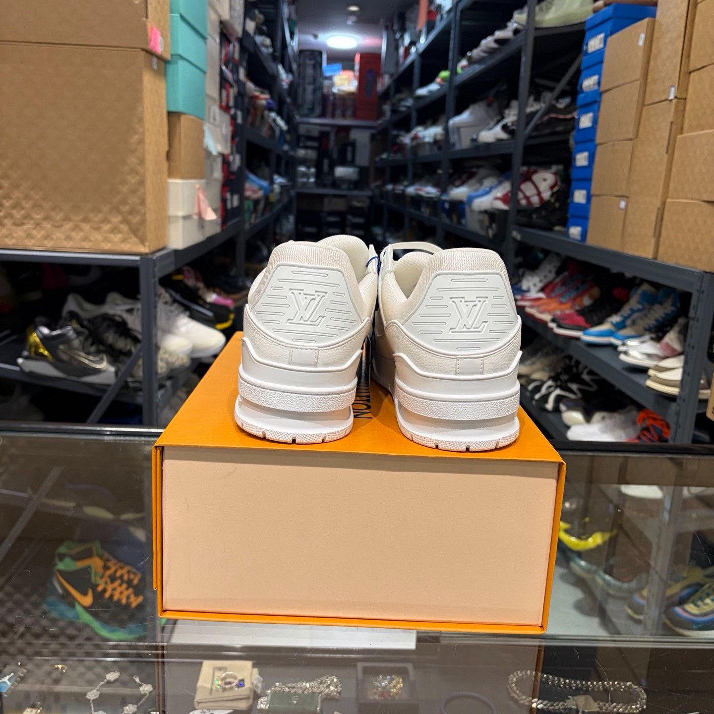 Louis Vuitton Louis Vuitton White Lowtop Sneakers 10 Men Size US 10 / EU 43 - 3 Thumbnail