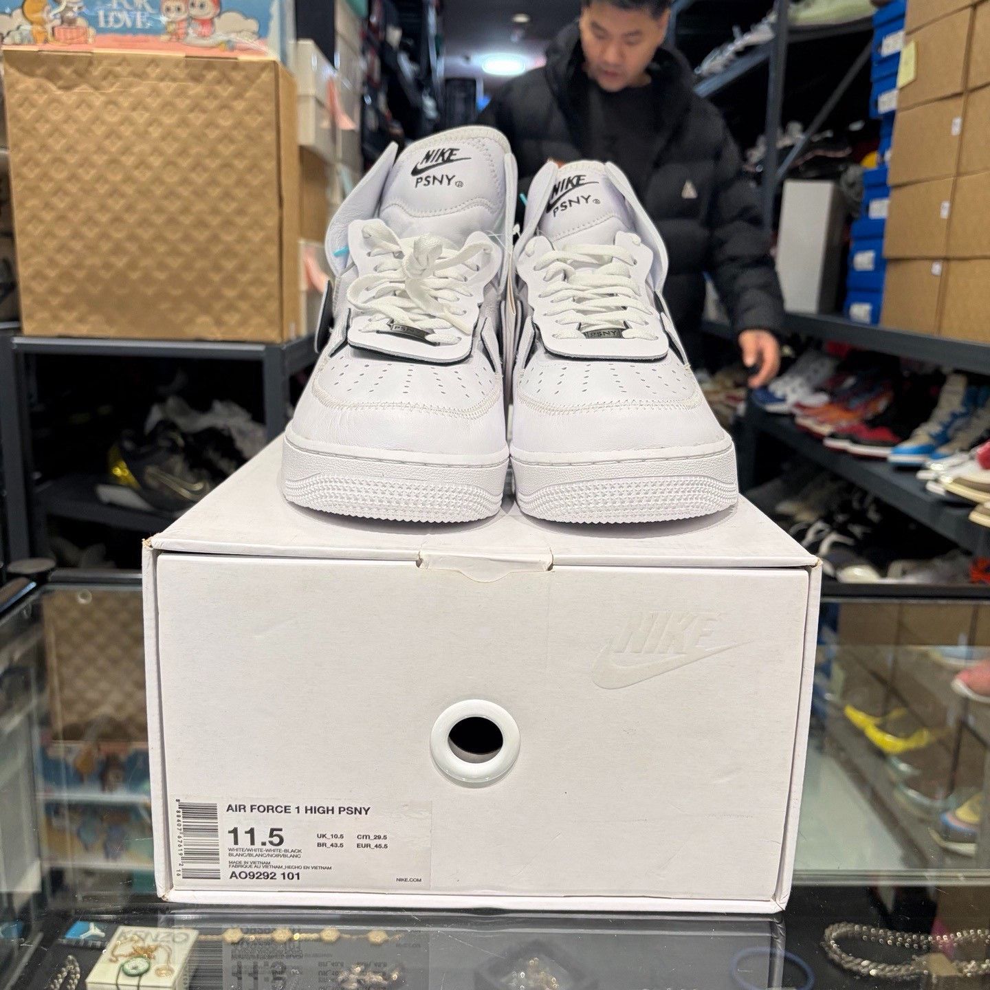 Nike Nike White Lowtop Sneakers 12 Men Size US 12 / EU 45 - 2 Thumbnail