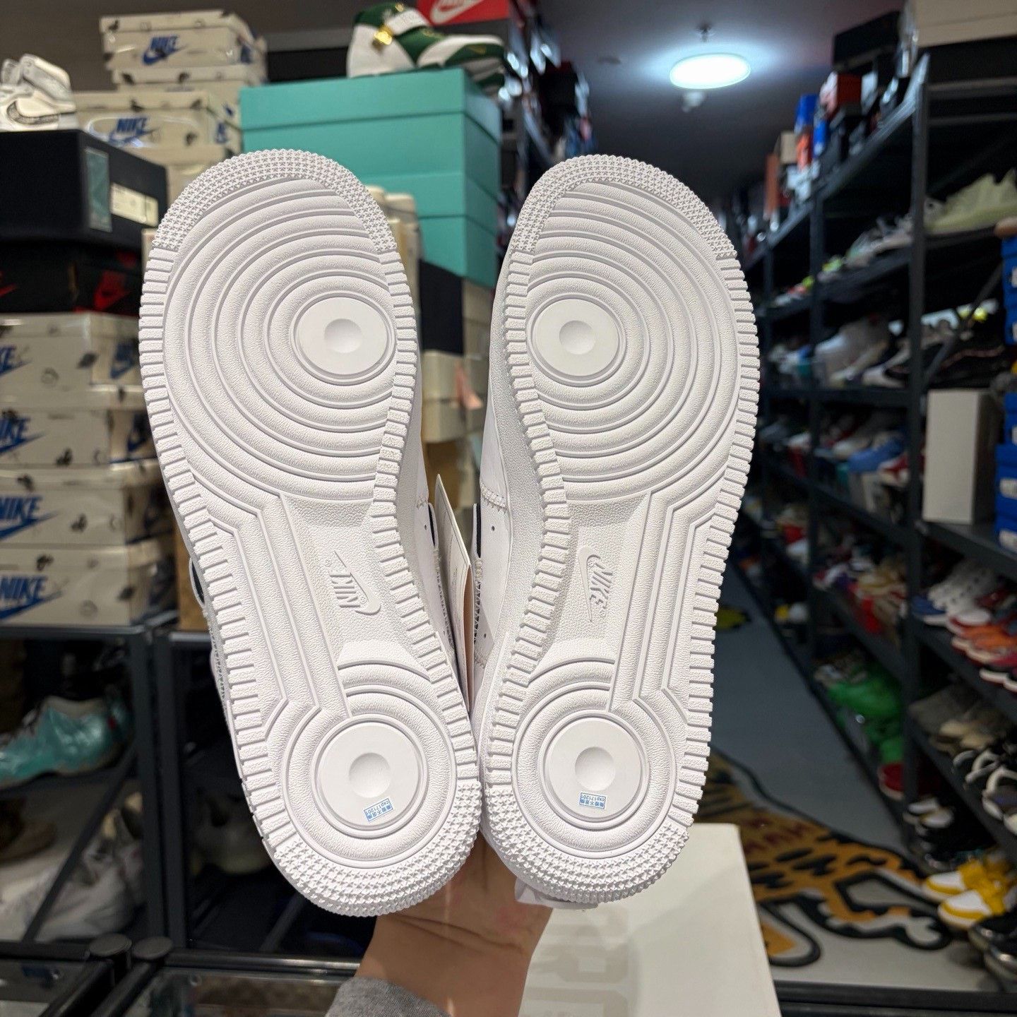 Nike Nike White Lowtop Sneakers 12 Men Size US 12 / EU 45 - 4 Thumbnail