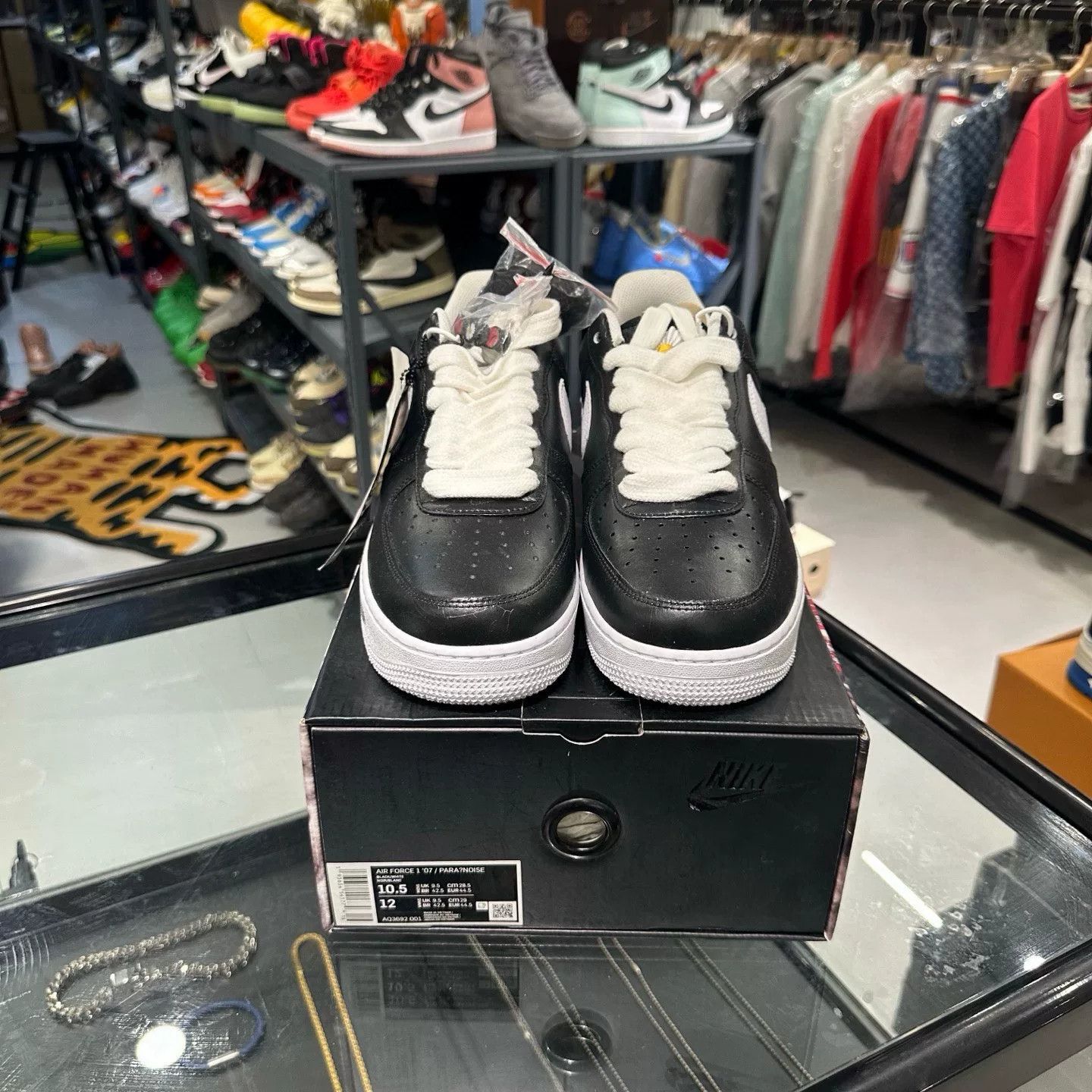 Nike Nike Black Lowtop Sneakers 11 Men Size US 11 / EU 44 - 2 Thumbnail