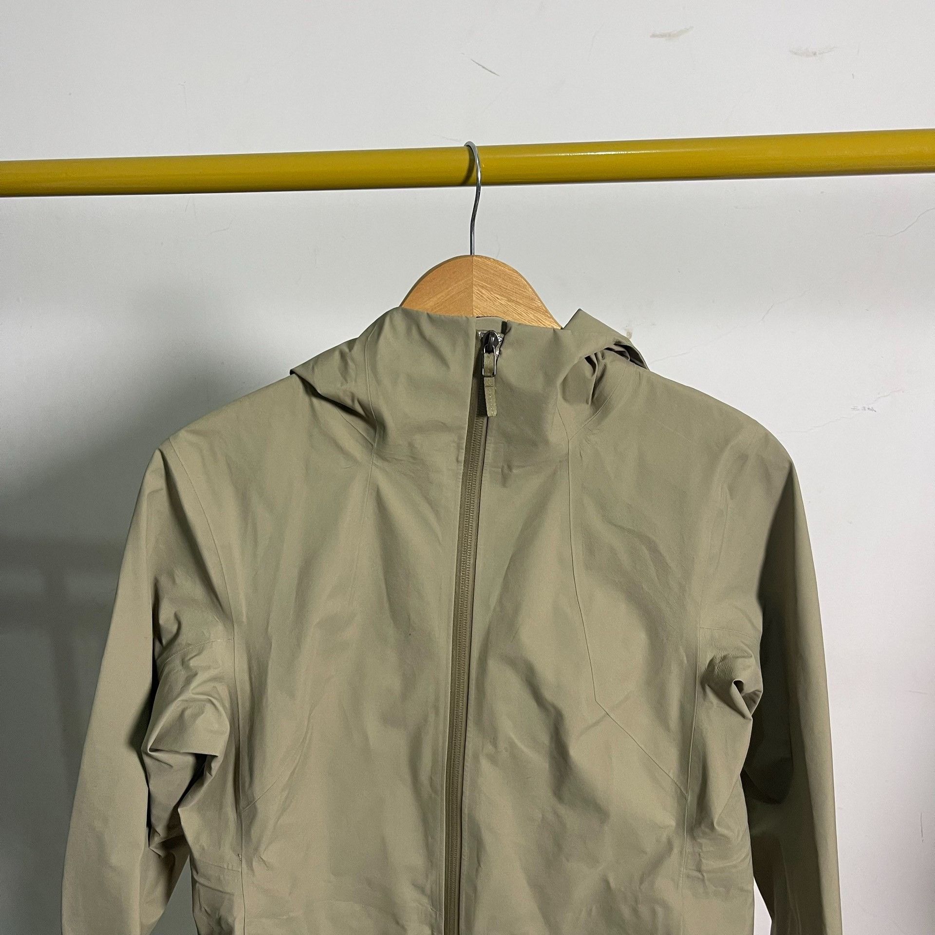 Arc'teryx Arcteryx Women's Hooded Drawstring Windbreaker Size XS / US 0-2 / IT 36-38 - 2 Thumbnail