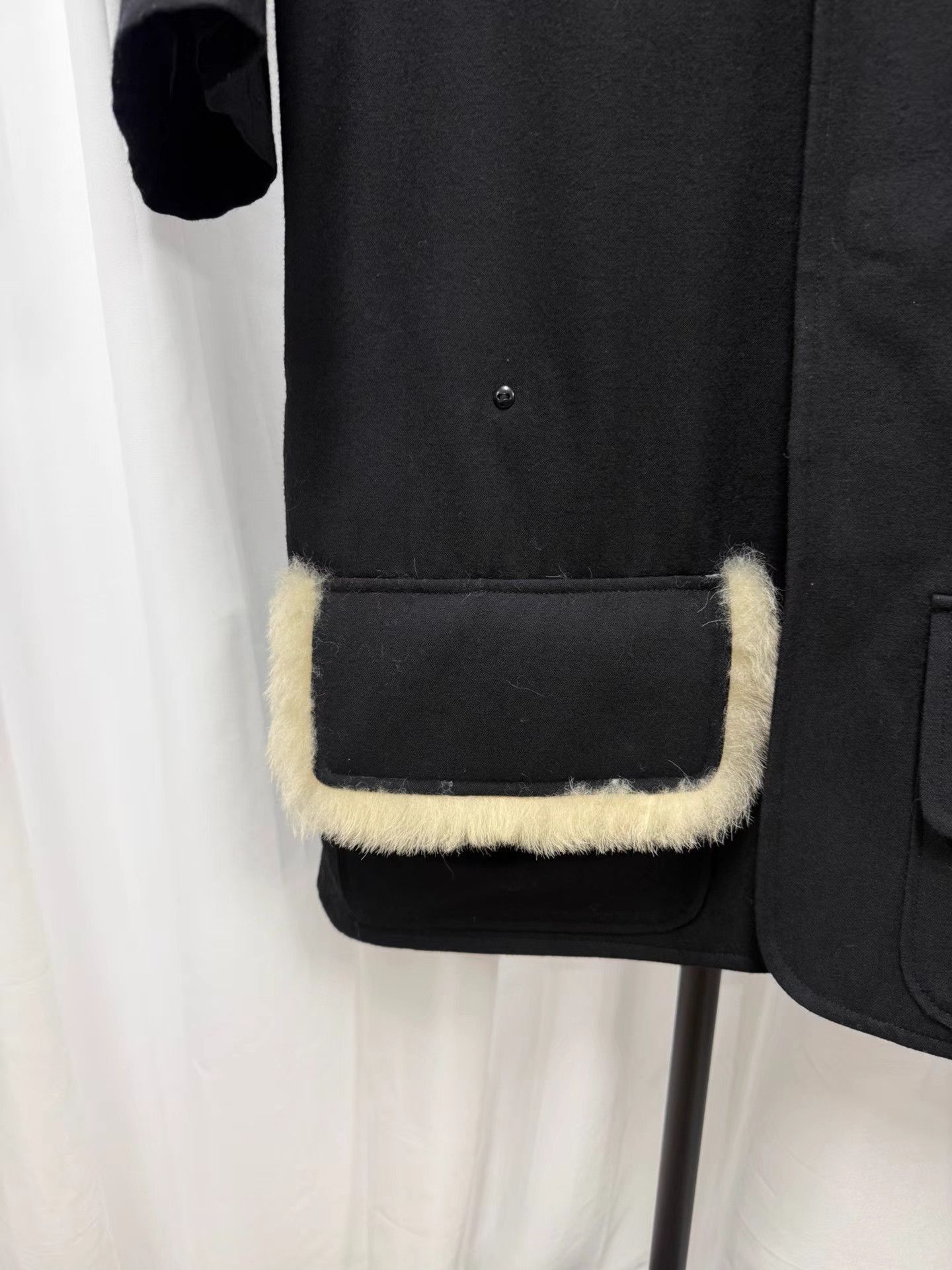 Yohji Yamamoto Black Long Heavy Coat with Fur-Trimmed Pockets Size US M / EU 48-50 / 2 - 4 Thumbnail