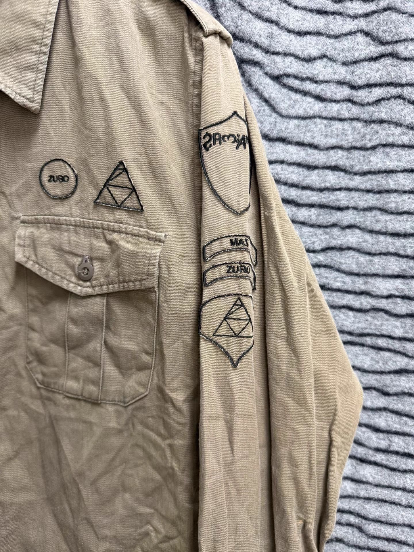 Undercover Beige Button-Up Shirt with Embroidered Patches Size M Size US M / EU 48-50 / 2 - 5 Thumbnail