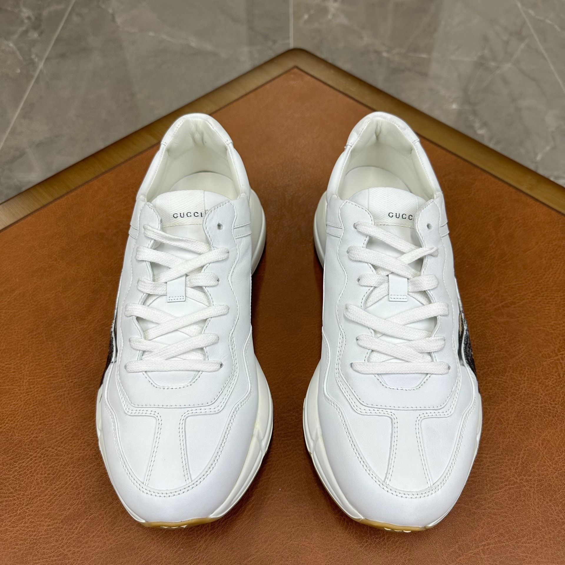 Gucci Gucci Tiger Printed White Lowtop Sneakers 12 Men Size US 12 / EU 45 - 2 Thumbnail