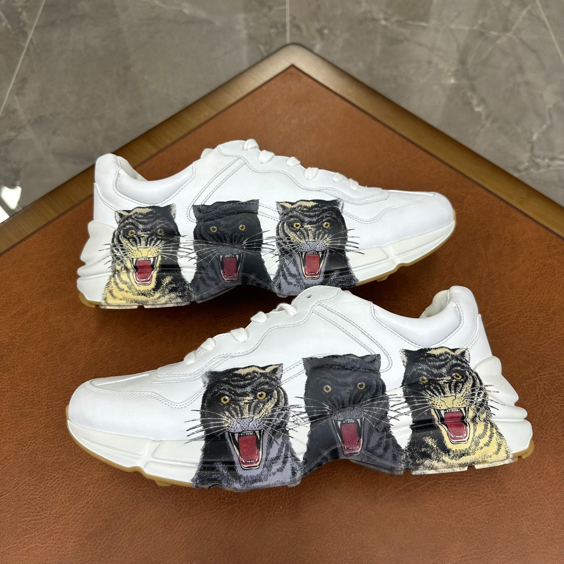 Gucci Gucci Tiger Printed White Lowtop Sneakers 12 Men Size US 12 / EU 45 - 4 Thumbnail