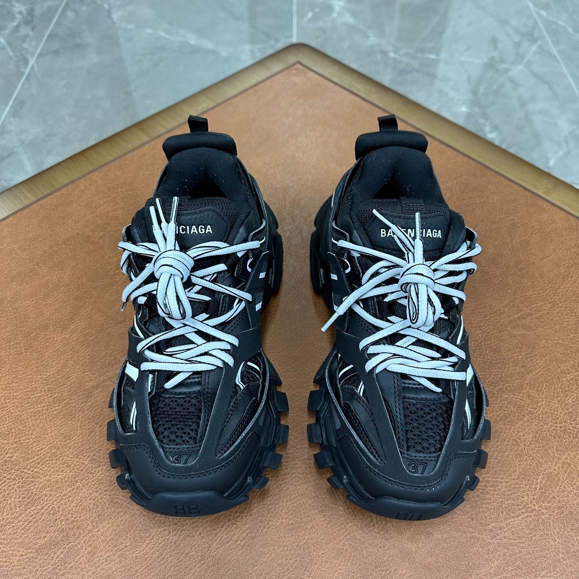 Balenciaga Balenciaga Black Lowtop Sneakers it_37 Women Size US 7 / IT 37 - 2 Thumbnail