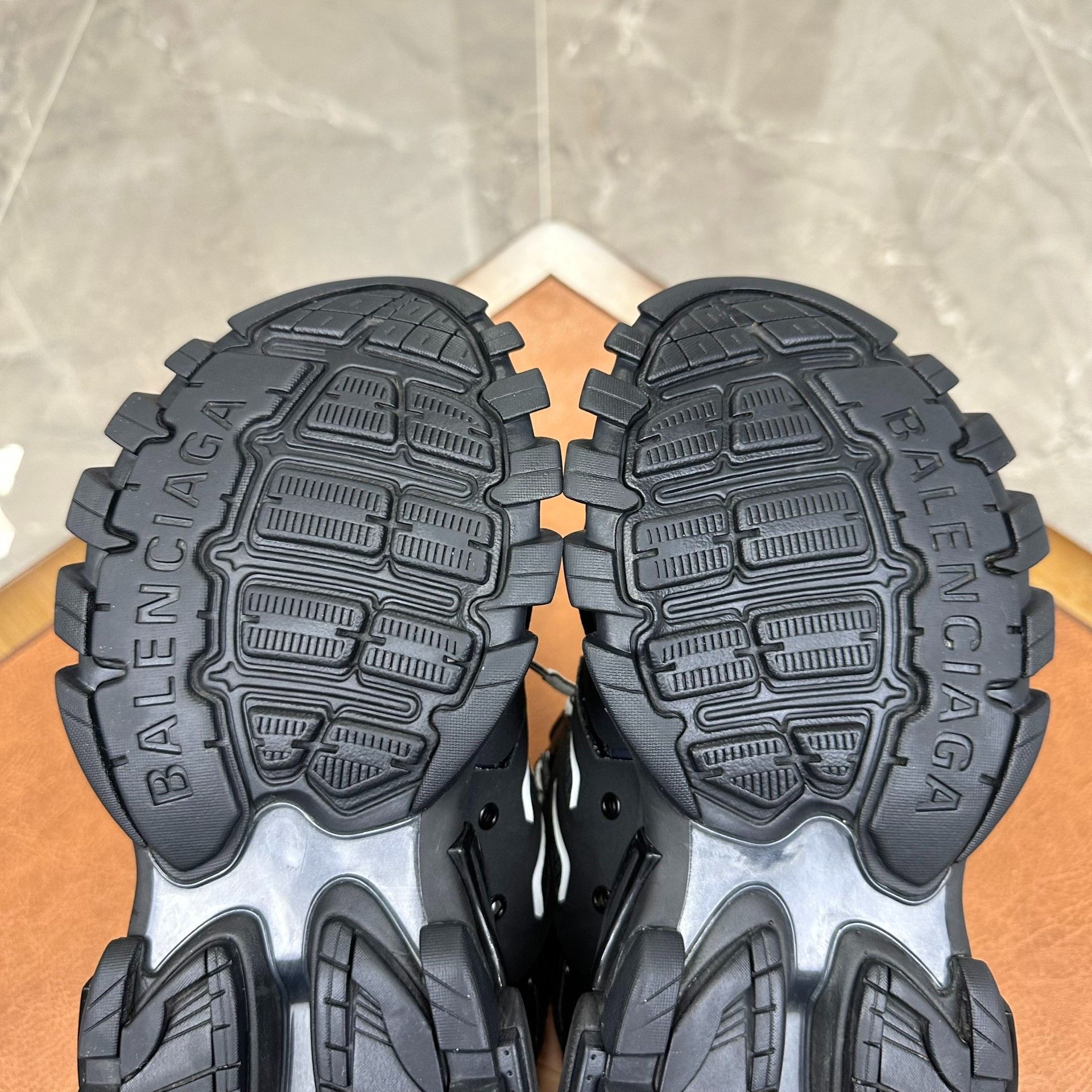 Balenciaga Balenciaga Black Lowtop Sneakers it_37 Women Size US 7 / IT 37 - 8 Thumbnail