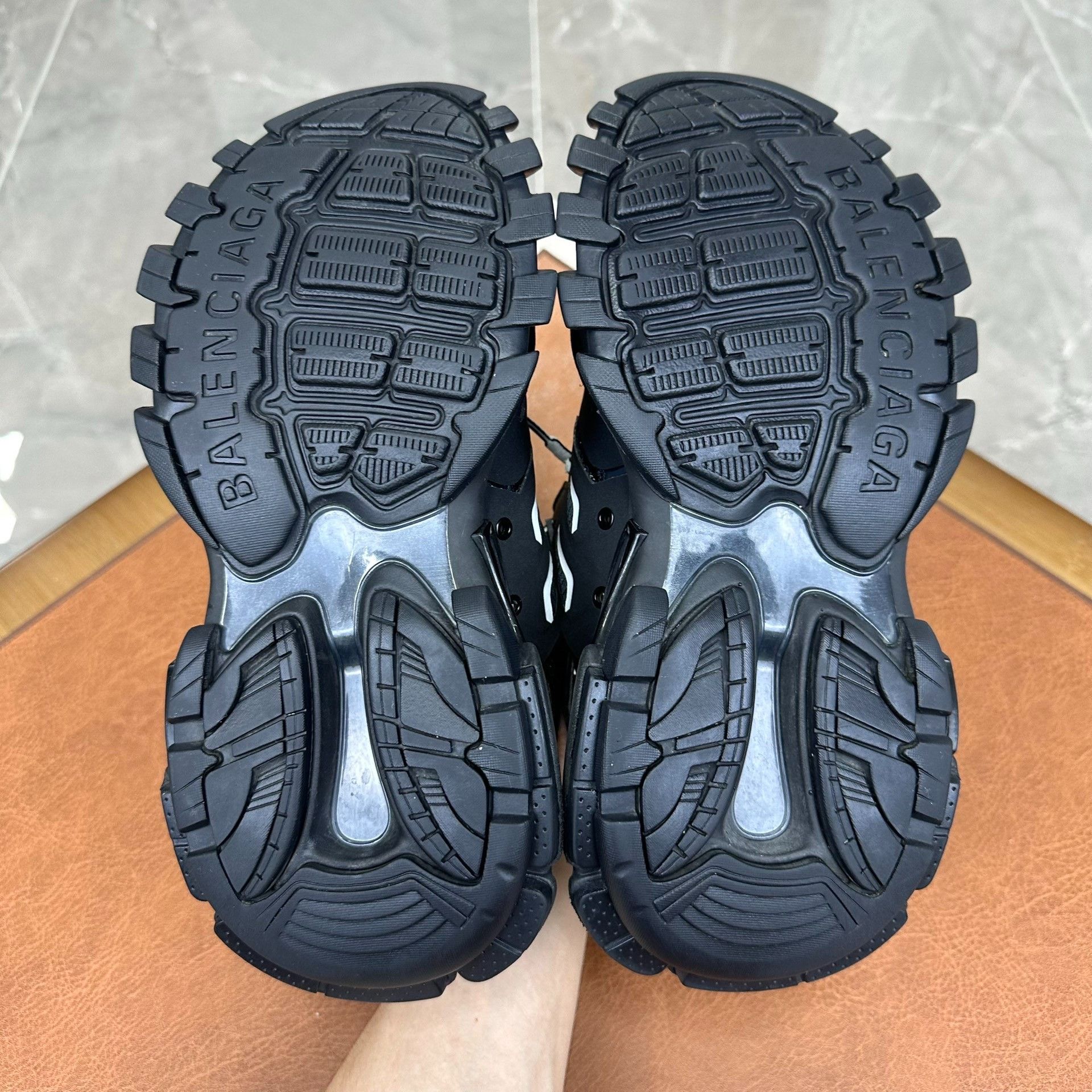 Balenciaga Balenciaga Black Lowtop Sneakers it_37 Women Size US 7 / IT 37 - 7 Thumbnail