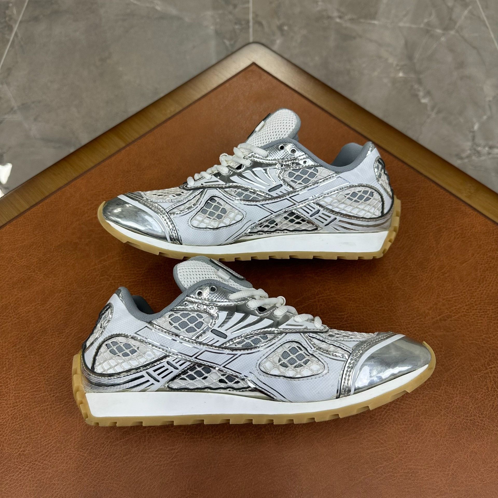 Bottega Veneta Bottega Veneta White Lowtop Sneakers 8 Men Size US 8 / EU 41 - 4 Thumbnail