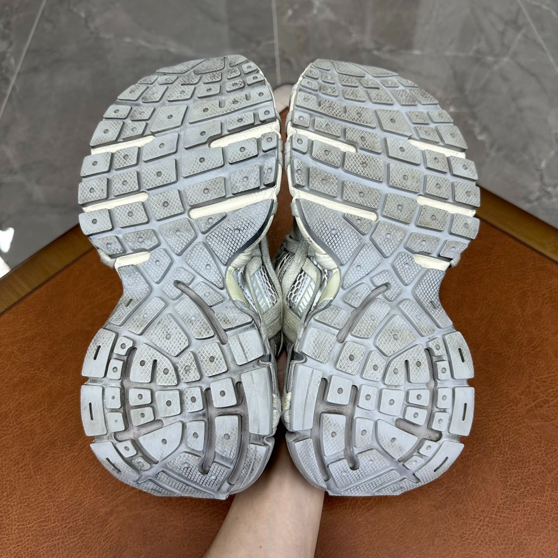 Balenciaga Balenciaga Beige Lowtop Sneakers it_38 Women Size US 8 / IT 38 - 9 Thumbnail
