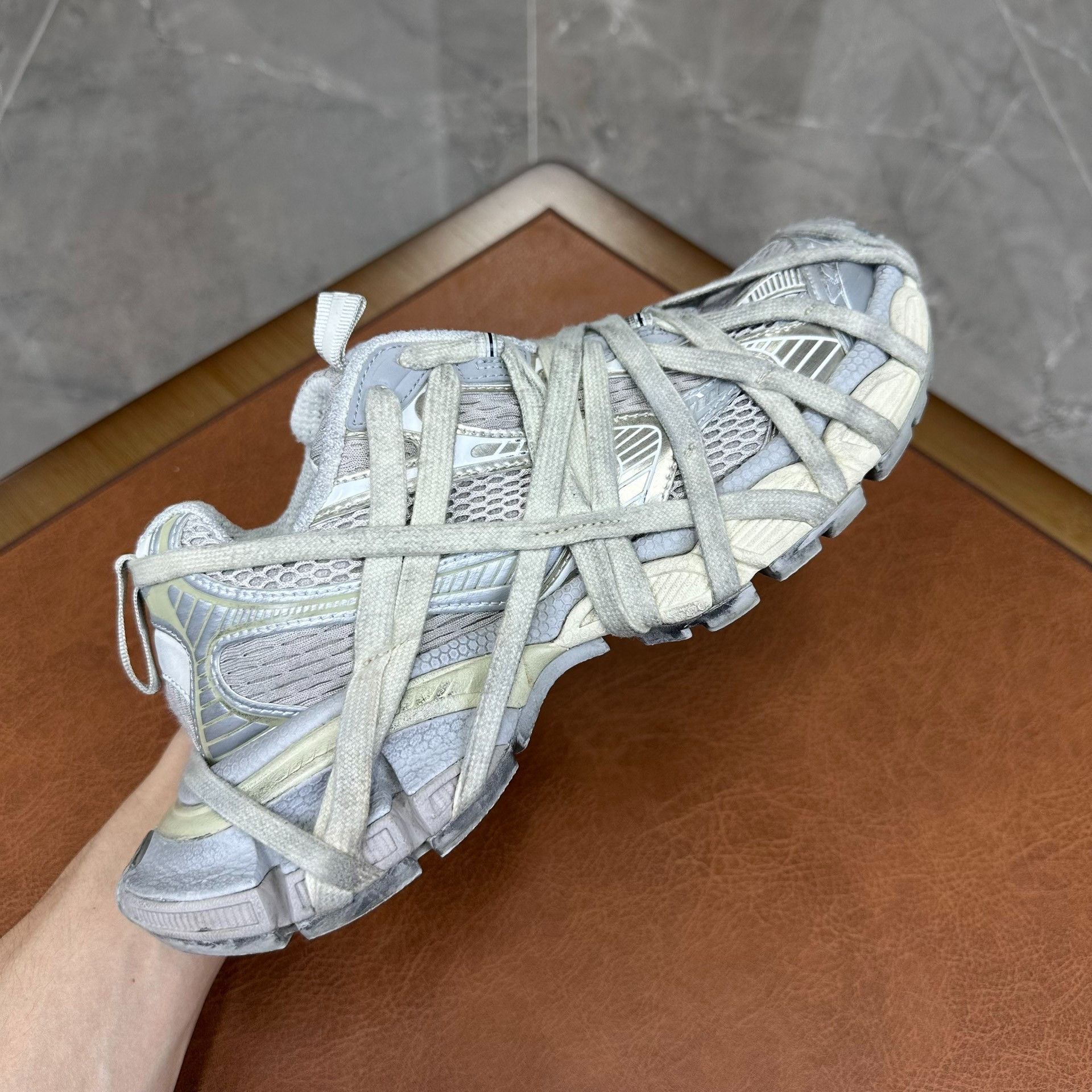 Balenciaga Balenciaga Beige Lowtop Sneakers it_38 Women Size US 8 / IT 38 - 8 Thumbnail