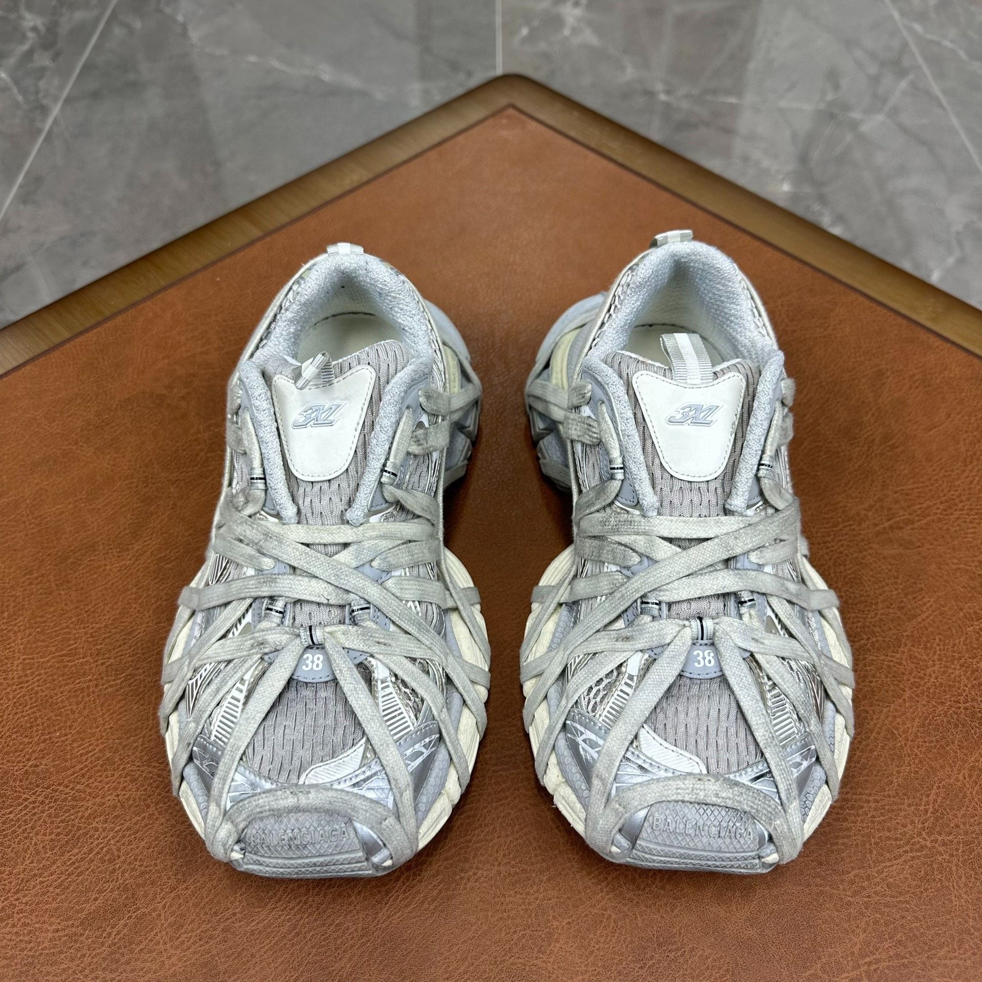 Balenciaga Balenciaga Beige Lowtop Sneakers it_38 Women Size US 8 / IT 38 - 2 Thumbnail