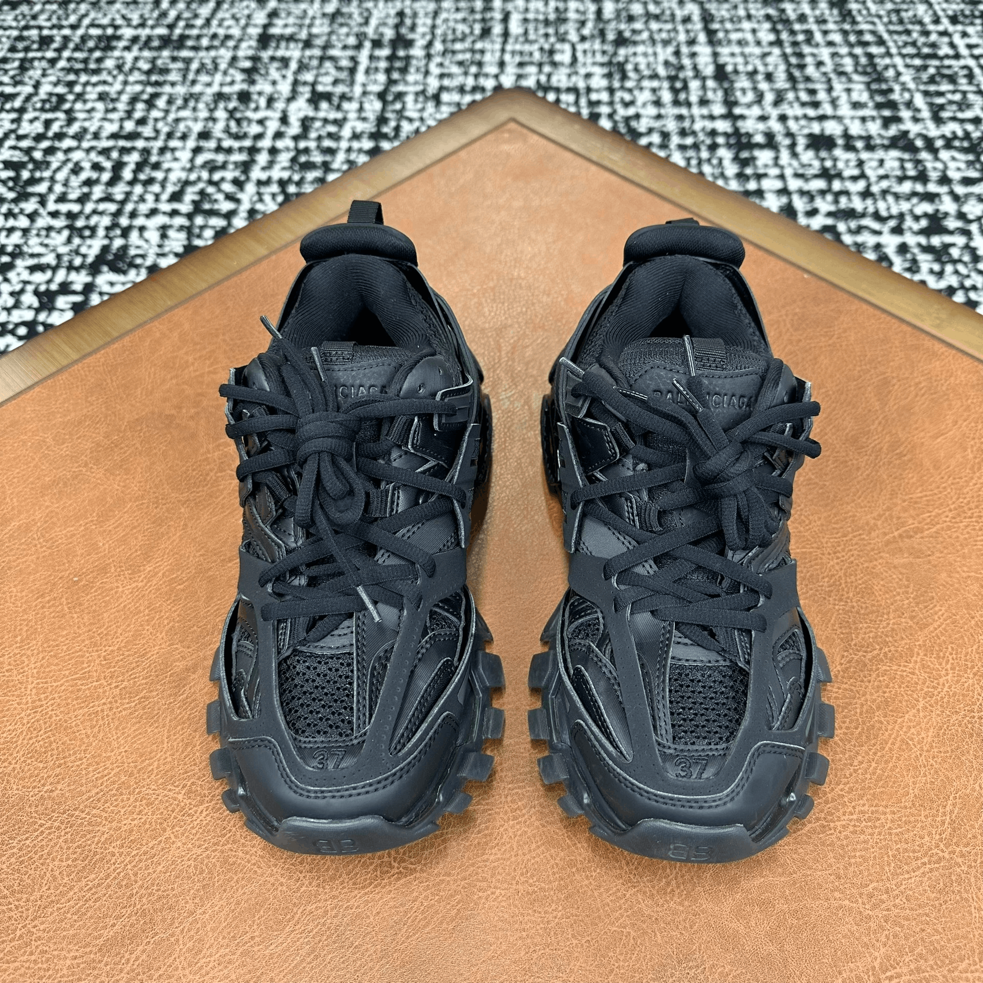 Balenciaga Balenciaga Black Lowtop Sneakers it_37 Women Size US 7 / IT 37 - 2 Thumbnail