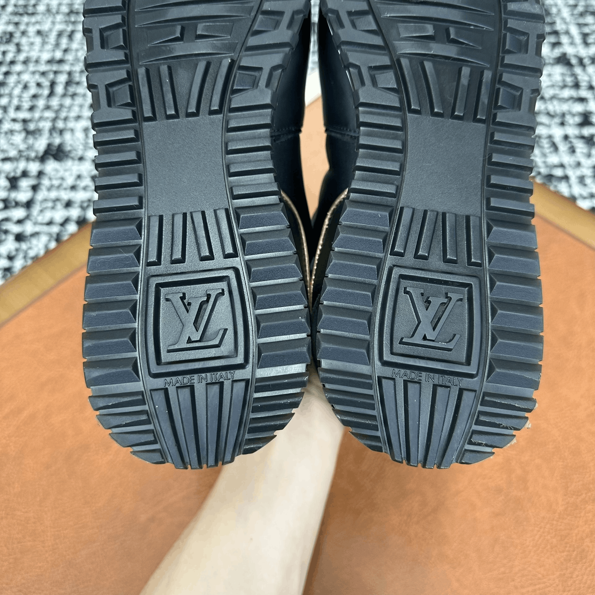 Louis Vuitton Louis Vuitton Black Lowtop Sneakers it_37-5 Women Size US 7.5 / IT 37.5 - 9 Thumbnail