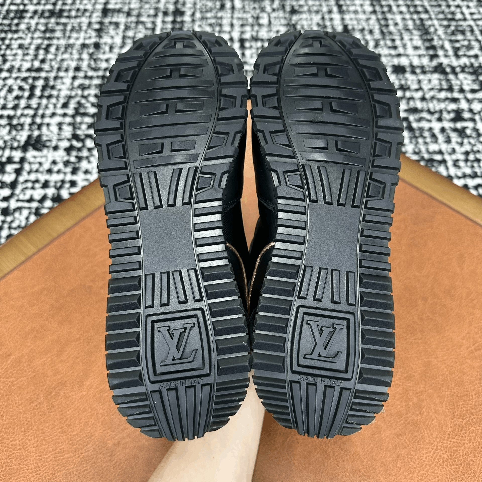 Louis Vuitton Louis Vuitton Black Lowtop Sneakers it_37-5 Women Size US 7.5 / IT 37.5 - 8 Thumbnail