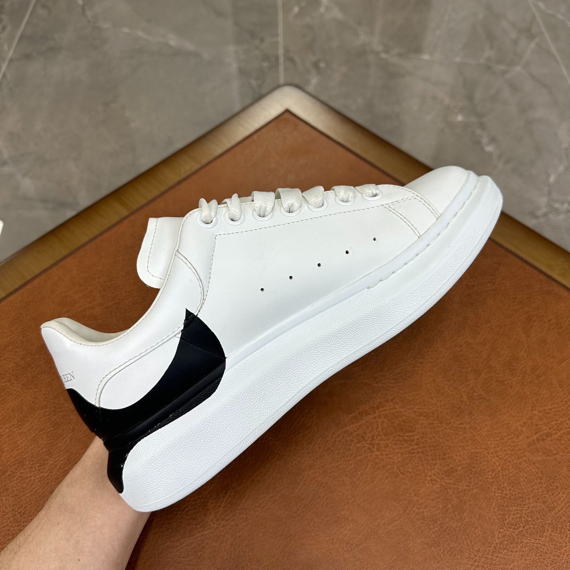 Alexander McQueen Alexander McQueen White Lowtop Sneakers 7 Men Size US 7 / EU 40 - 5 Thumbnail