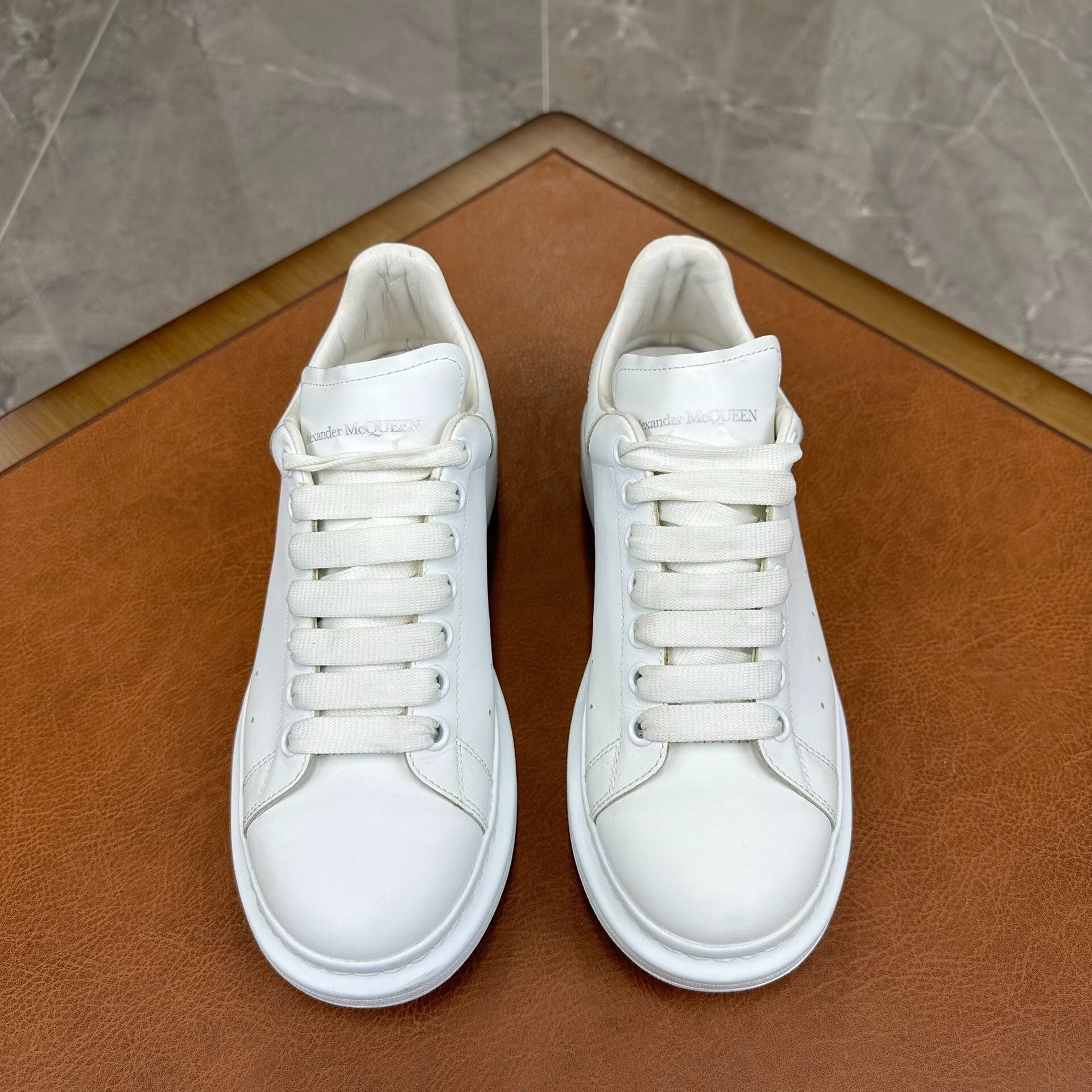 Alexander McQueen Alexander McQueen White Lowtop Sneakers 7 Men Size US 7 / EU 40 - 2 Thumbnail