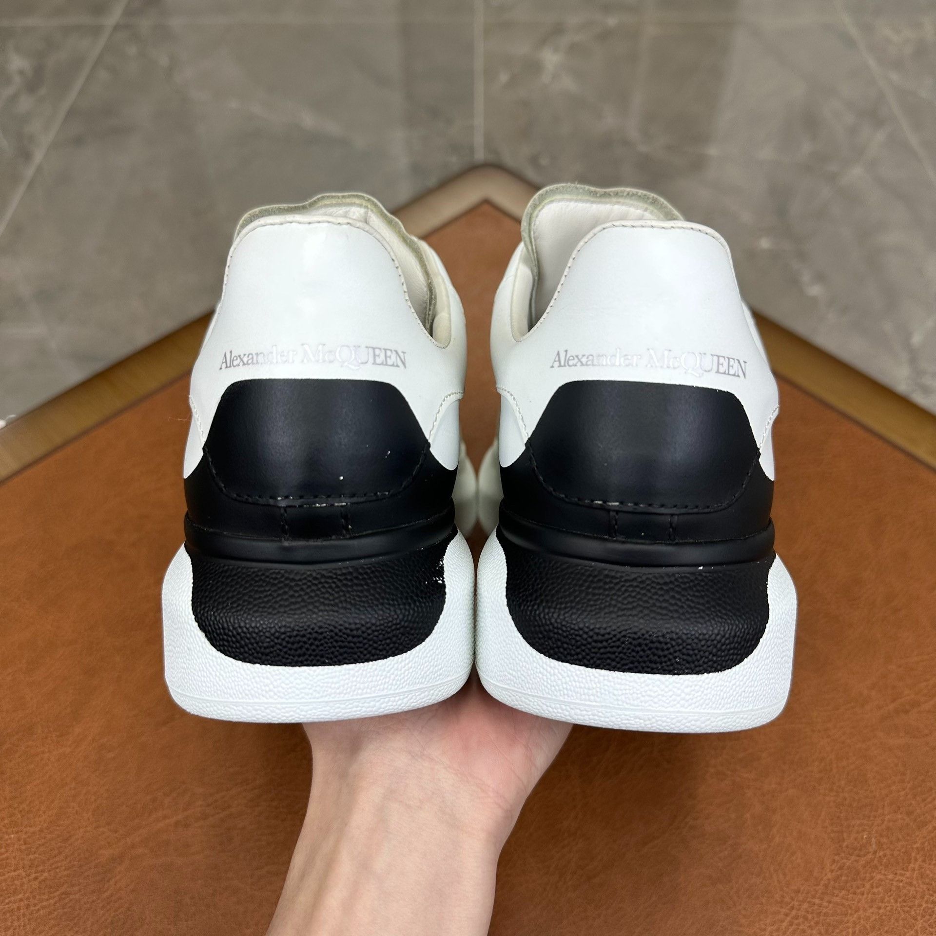 Alexander McQueen Alexander McQueen White Lowtop Sneakers 7 Men Size US 7 / EU 40 - 3 Thumbnail