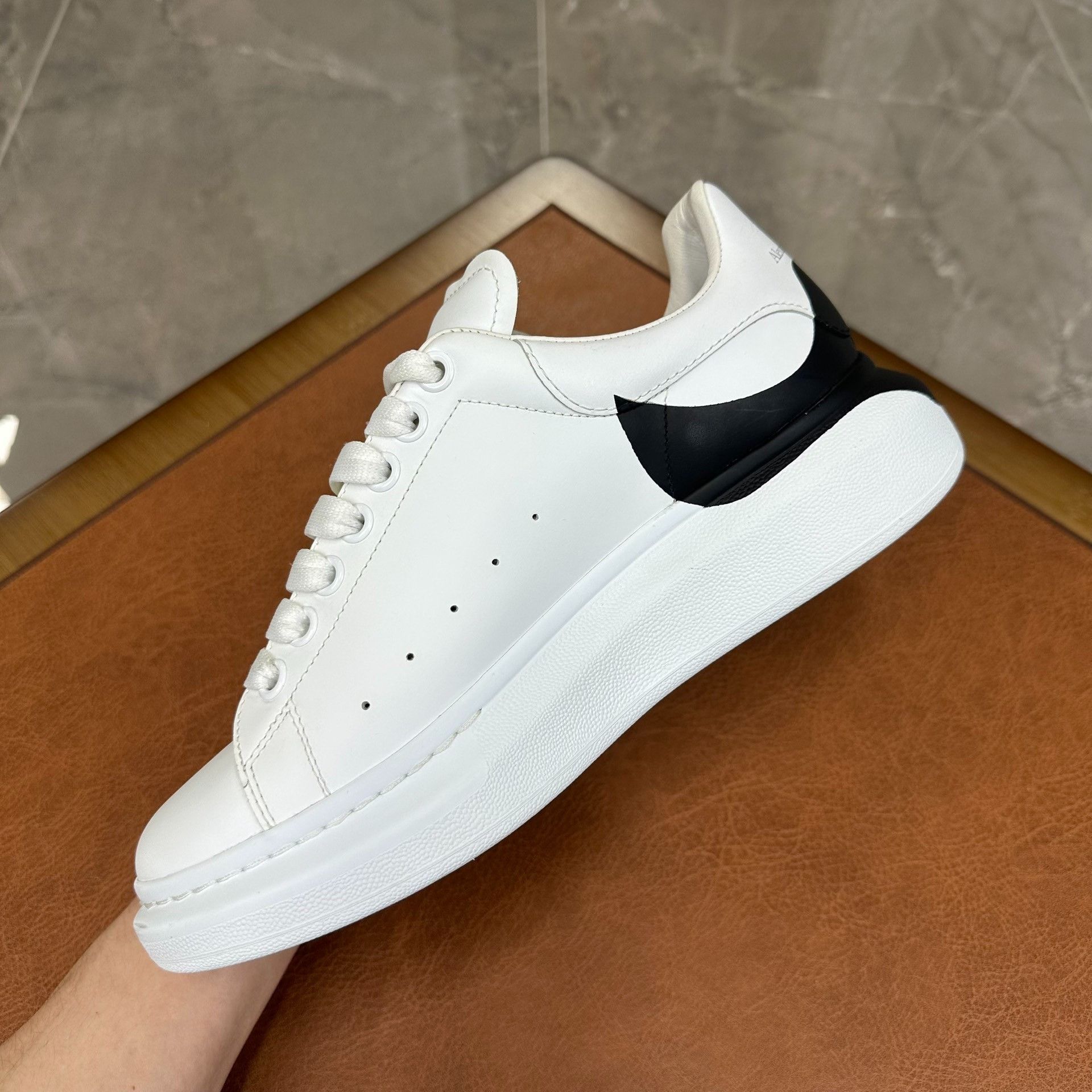 Alexander McQueen Alexander McQueen White Lowtop Sneakers 7 Men Size US 7 / EU 40 - 6 Thumbnail