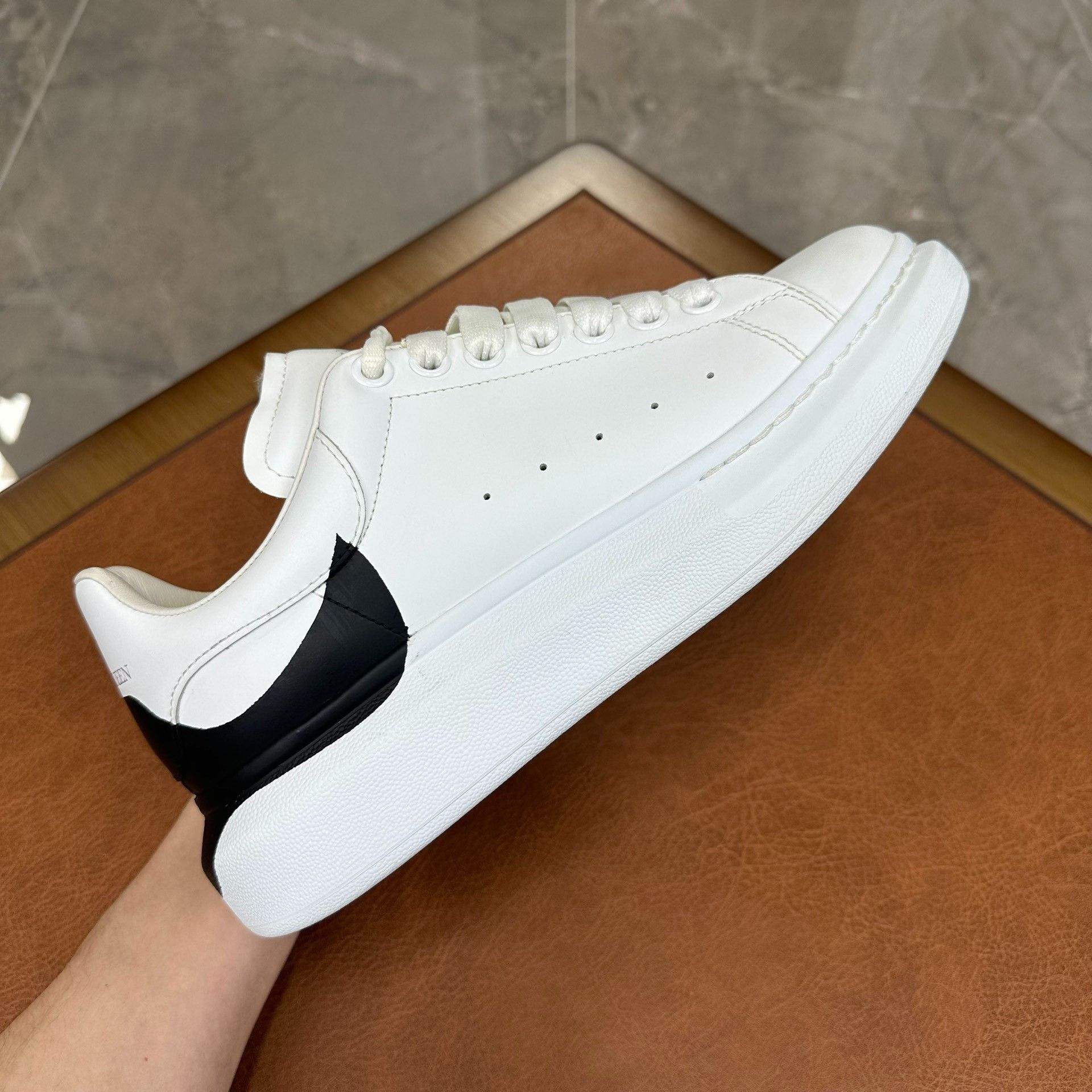 Alexander McQueen Alexander McQueen White Lowtop Sneakers 7 Men Size US 7 / EU 40 - 7 Thumbnail