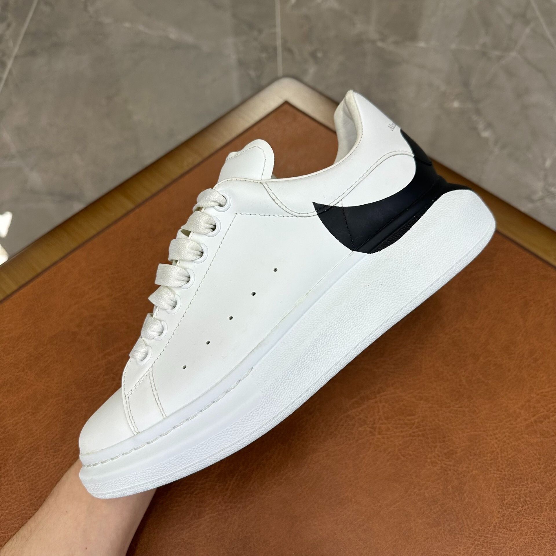 Alexander McQueen Alexander McQueen White Lowtop Sneakers 7 Men Size US 7 / EU 40 - 4 Thumbnail