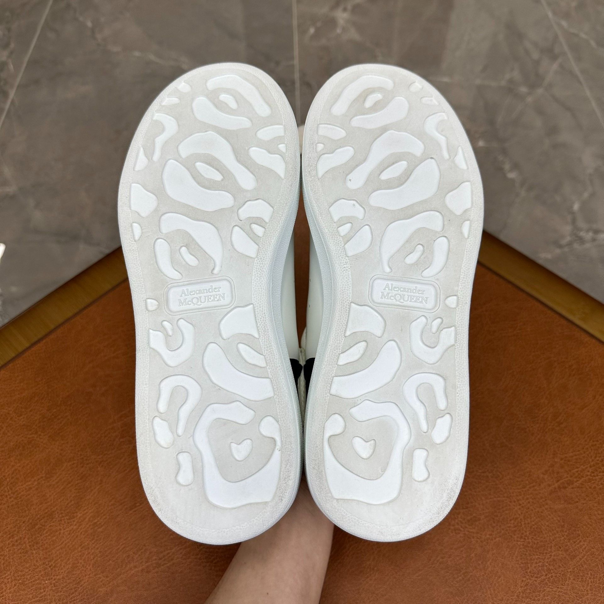 Alexander McQueen Alexander McQueen White Lowtop Sneakers 7 Men Size US 7 / EU 40 - 8 Thumbnail