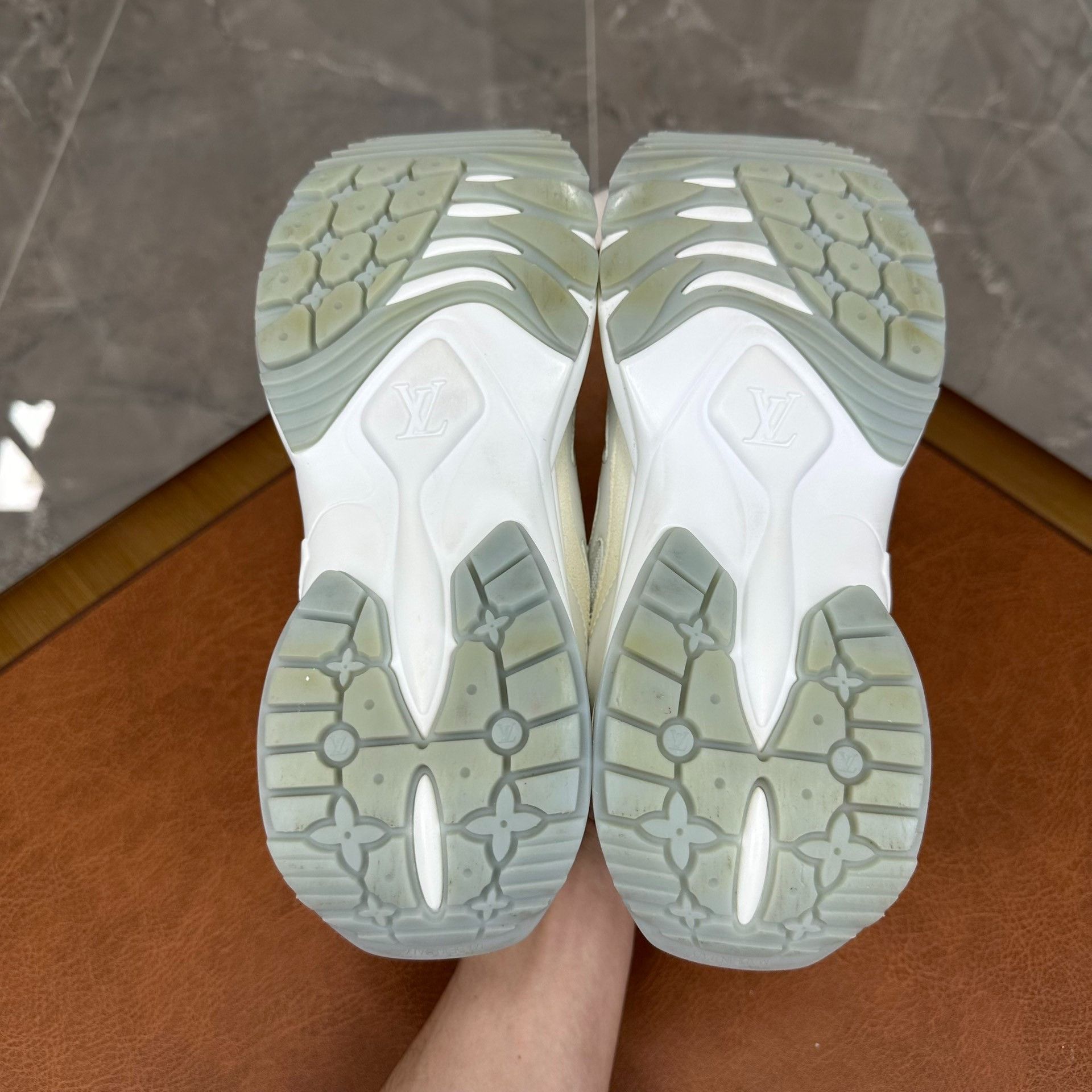 Louis Vuitton Louis Vuitton White Lowtop Sneakers it_36 Women Size US 6 / IT 36 - 8 Thumbnail