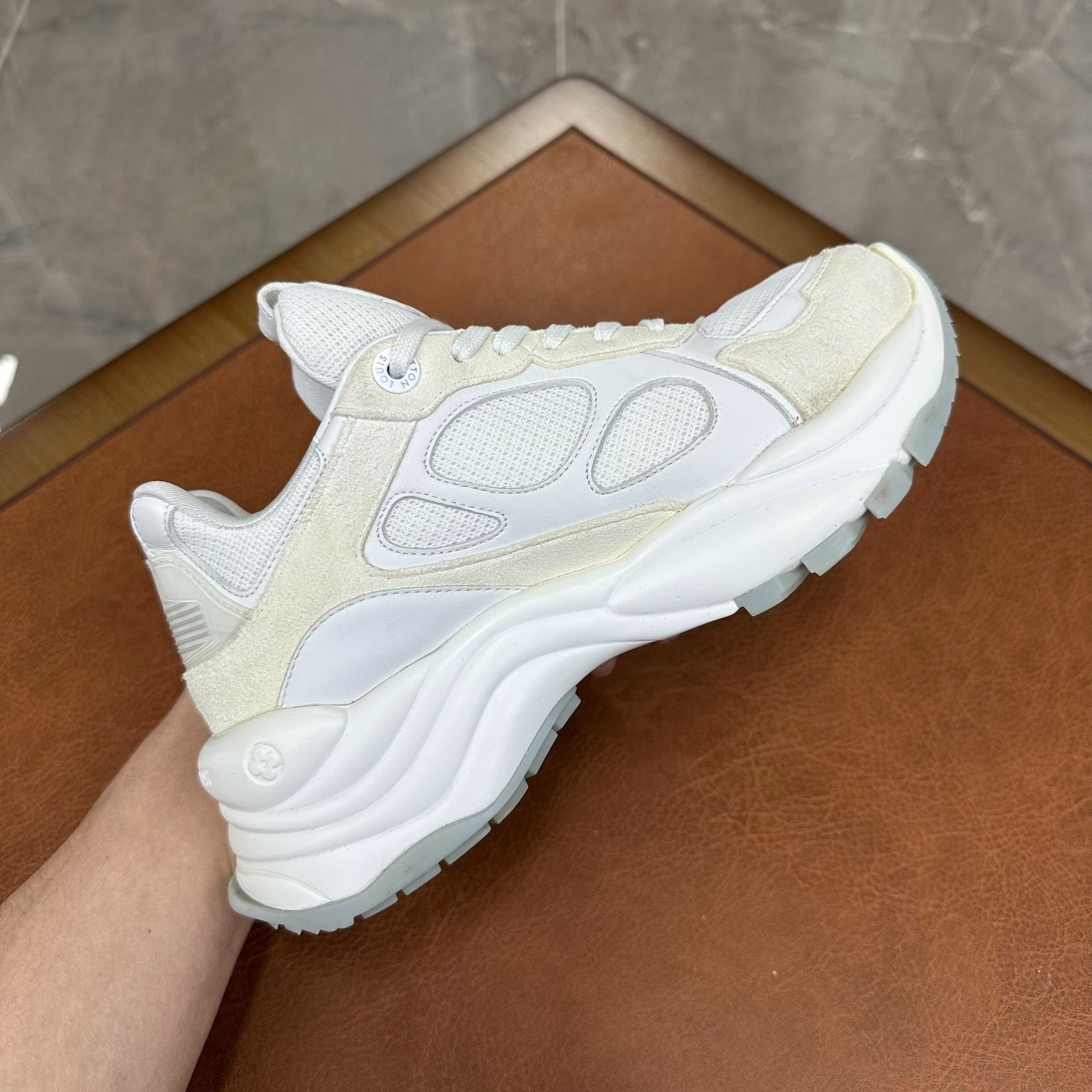 Louis Vuitton Louis Vuitton White Lowtop Sneakers it_36 Women Size US 6 / IT 36 - 4 Thumbnail
