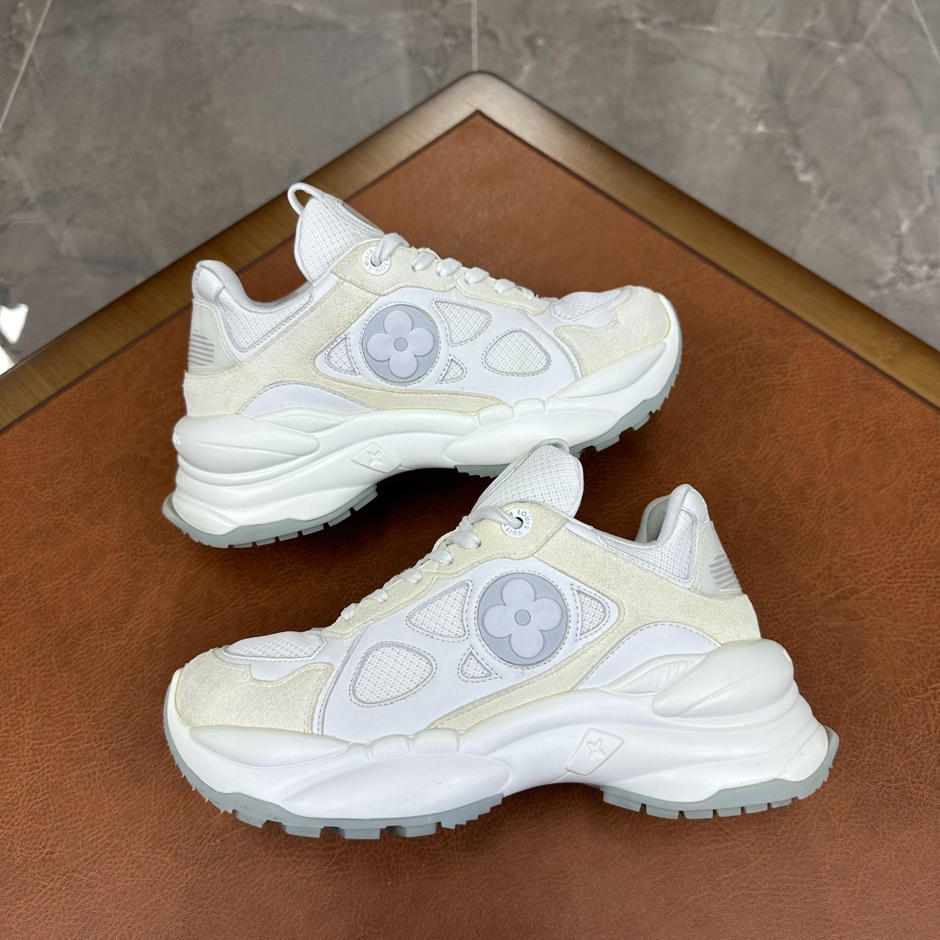 Louis Vuitton Louis Vuitton White Lowtop Sneakers it_36 Women Size US 6 / IT 36 - 9 Thumbnail