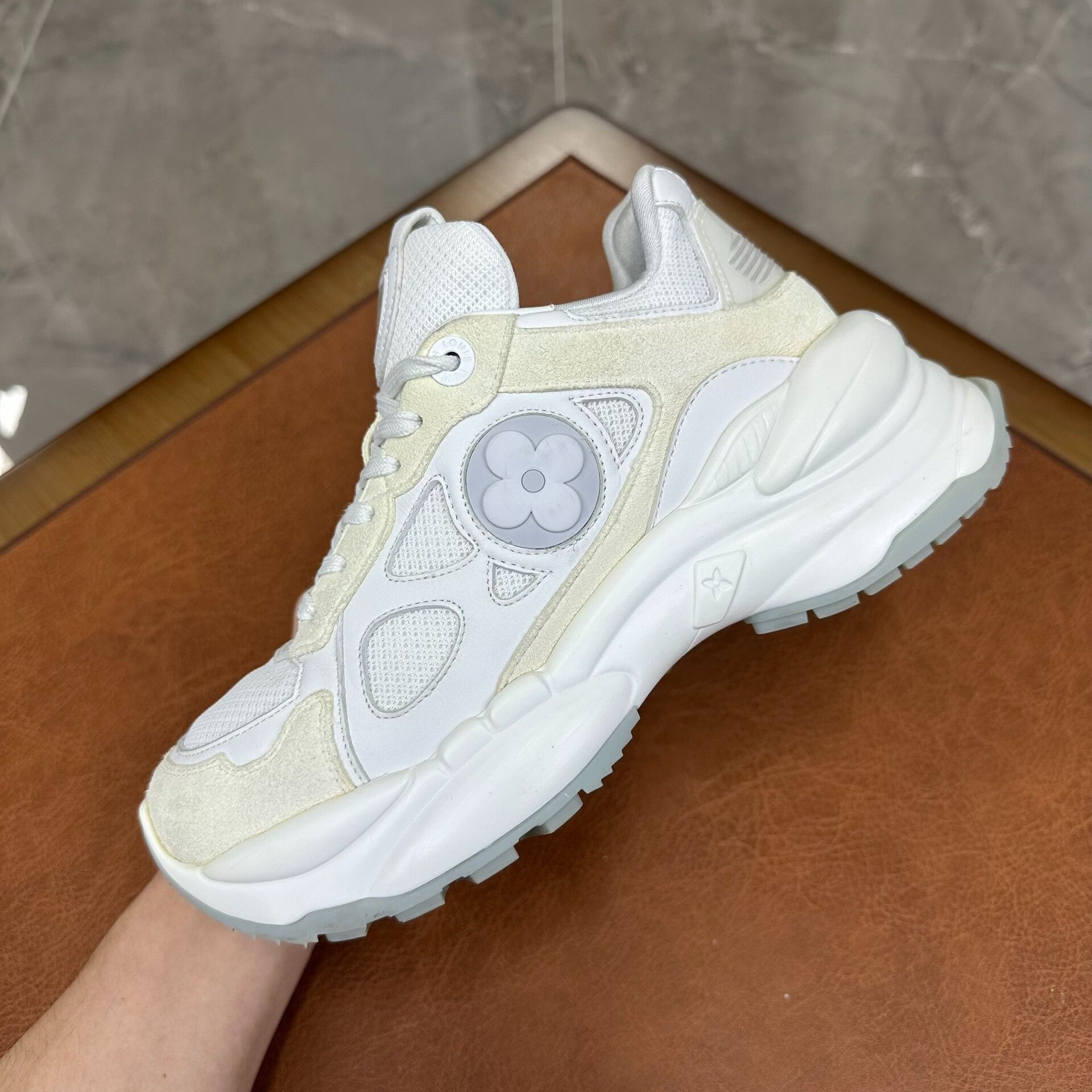 Louis Vuitton Louis Vuitton White Lowtop Sneakers it_36 Women Size US 6 / IT 36 - 3 Thumbnail