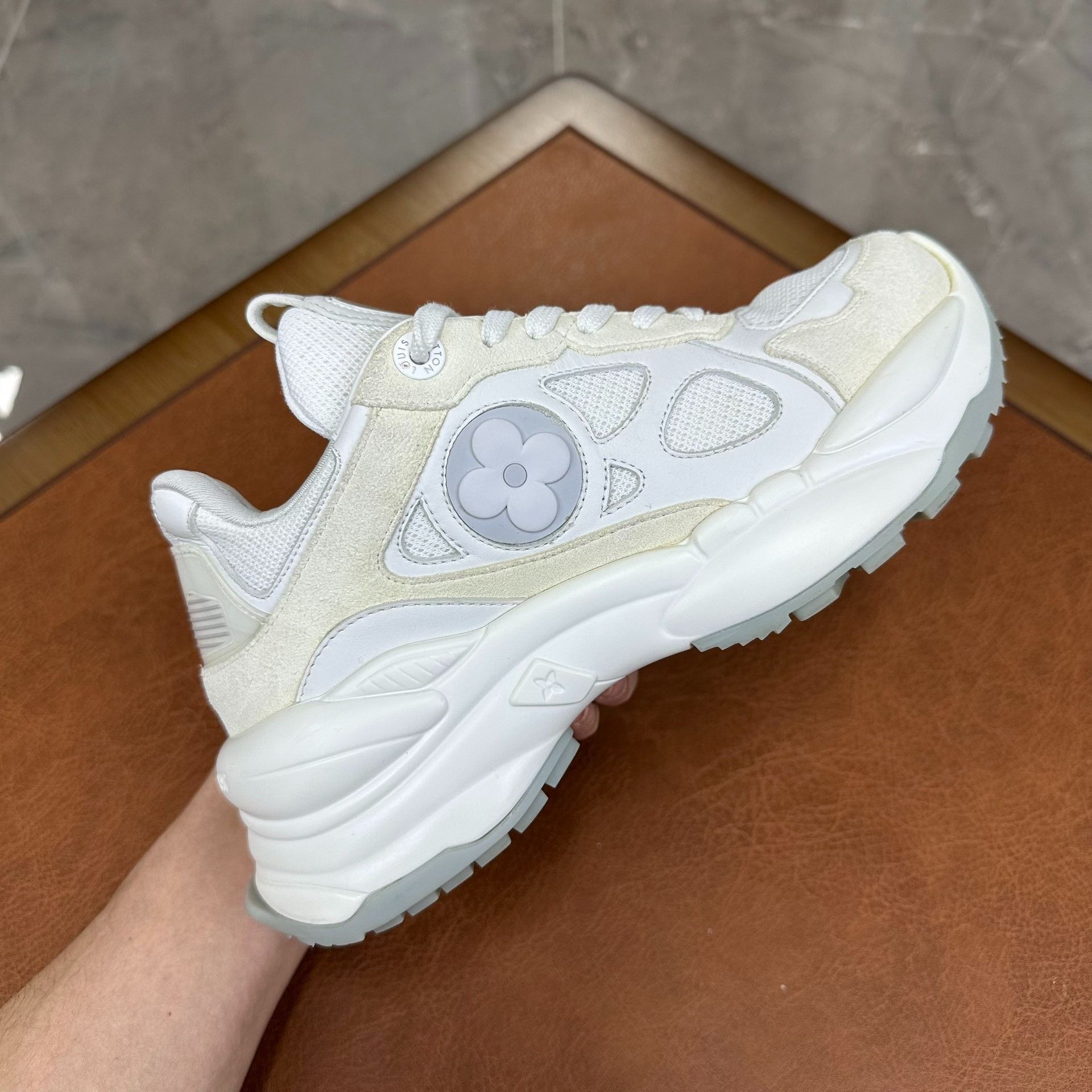 Louis Vuitton Louis Vuitton White Lowtop Sneakers it_36 Women Size US 6 / IT 36 - 5 Thumbnail