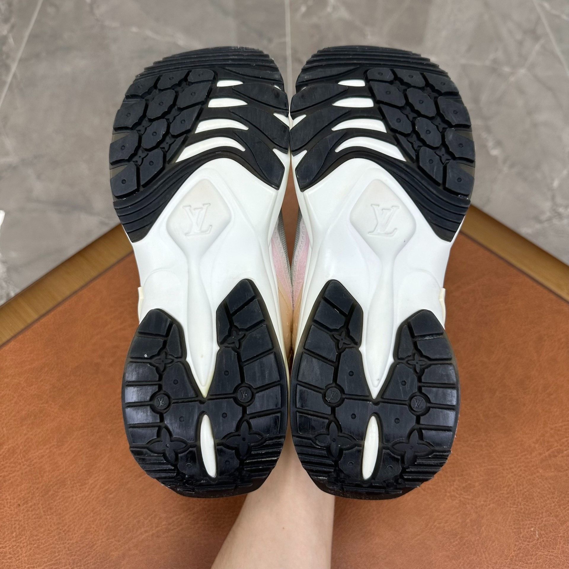 Louis Vuitton Louis Vuitton Leather Gray Lowtop Sneakers it_36 Women Size US 6 / IT 36 - 6 Thumbnail