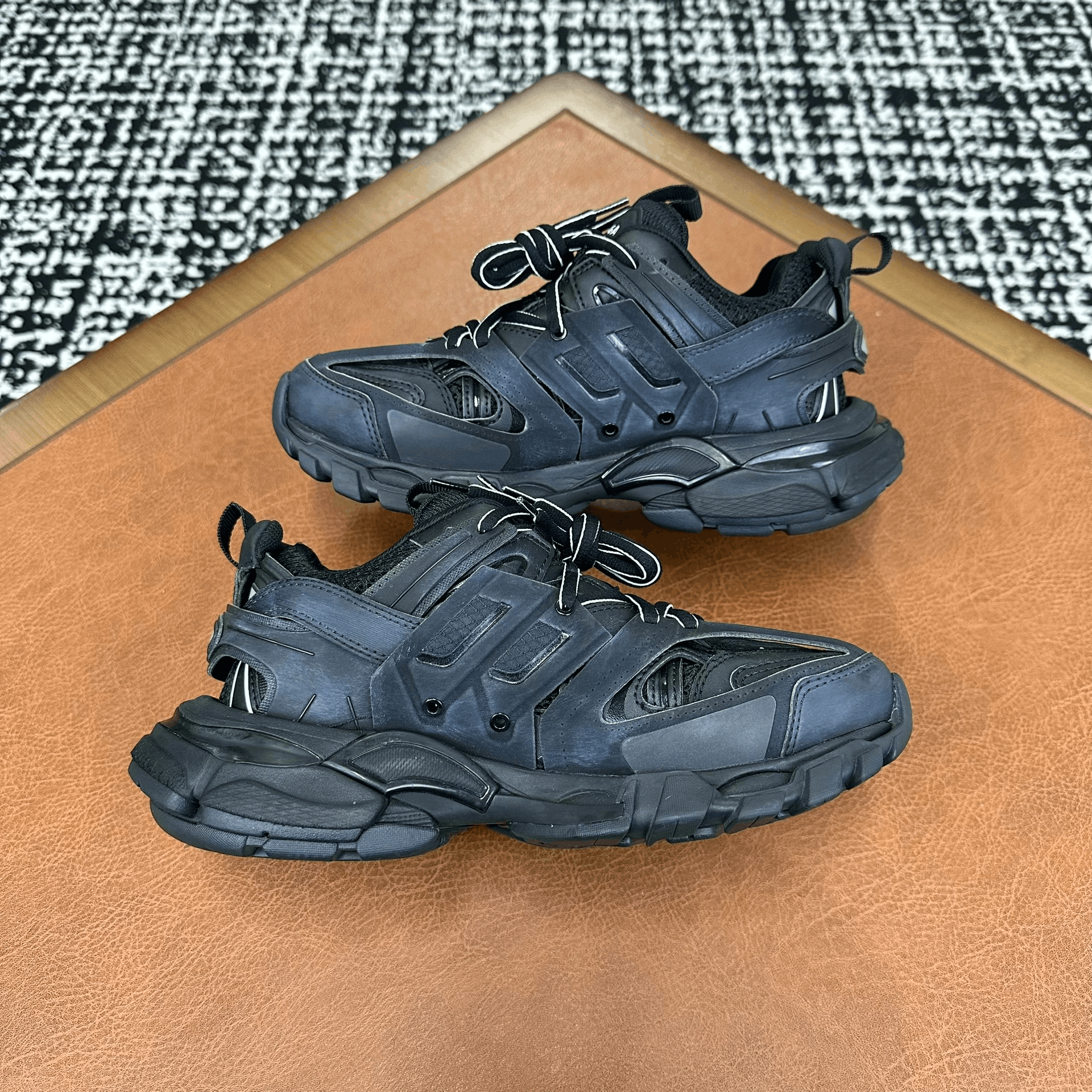 Balenciaga Balenciaga Black Lowtop Sneakers it_36 Women Size US 6 / IT 36 - 6 Thumbnail