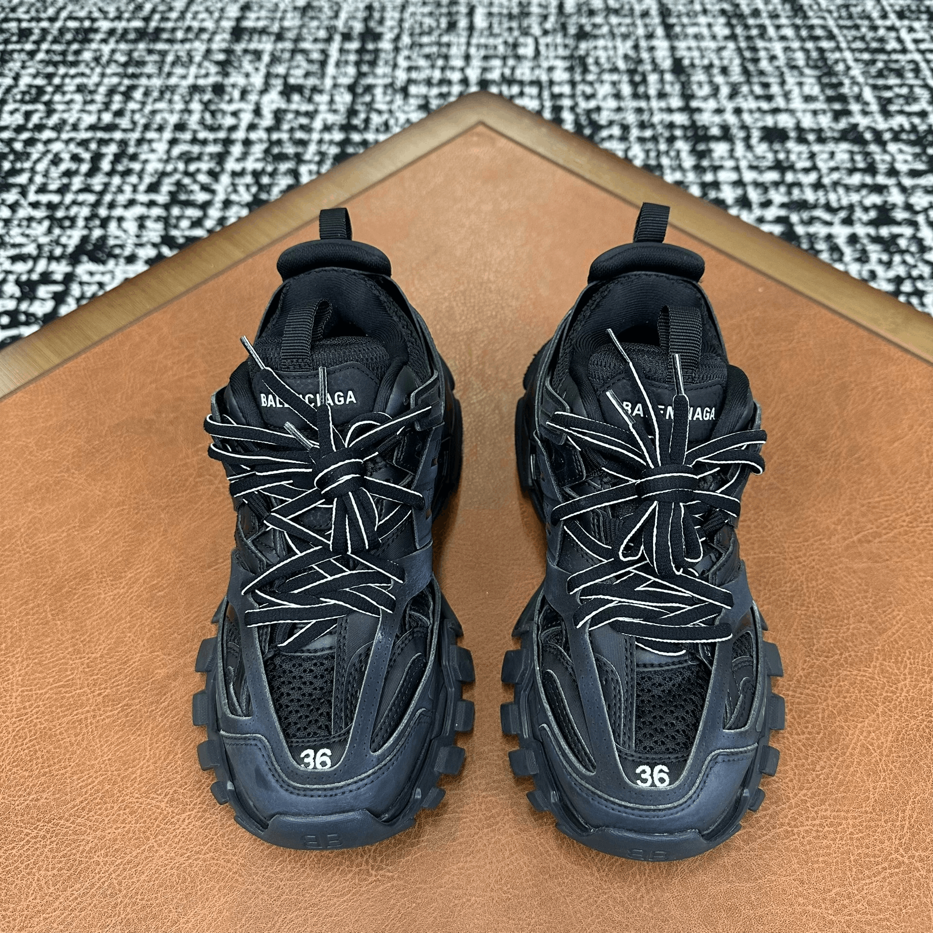 Balenciaga Balenciaga Black Lowtop Sneakers it_36 Women Size US 6 / IT 36 - 2 Thumbnail