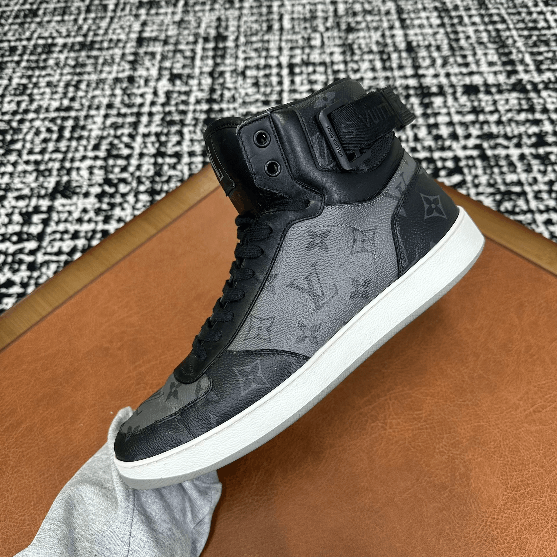 Louis Vuitton Louis Vuitton Leather Gray Hitop Sneakers 8 Men Size US 8 / EU 41 - 3 Thumbnail