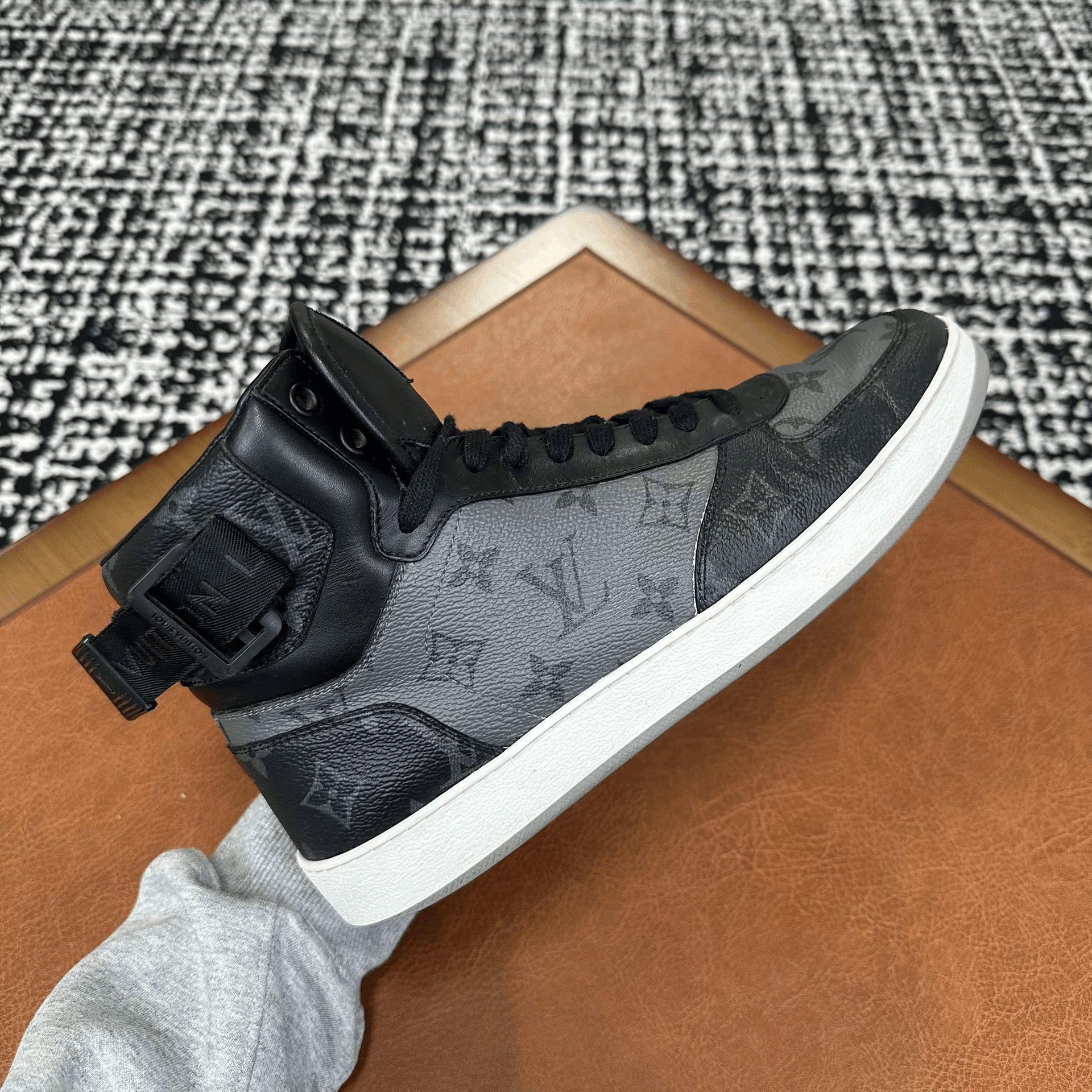Louis Vuitton Louis Vuitton Leather Gray Hitop Sneakers 8 Men Size US 8 / EU 41 - 6 Thumbnail